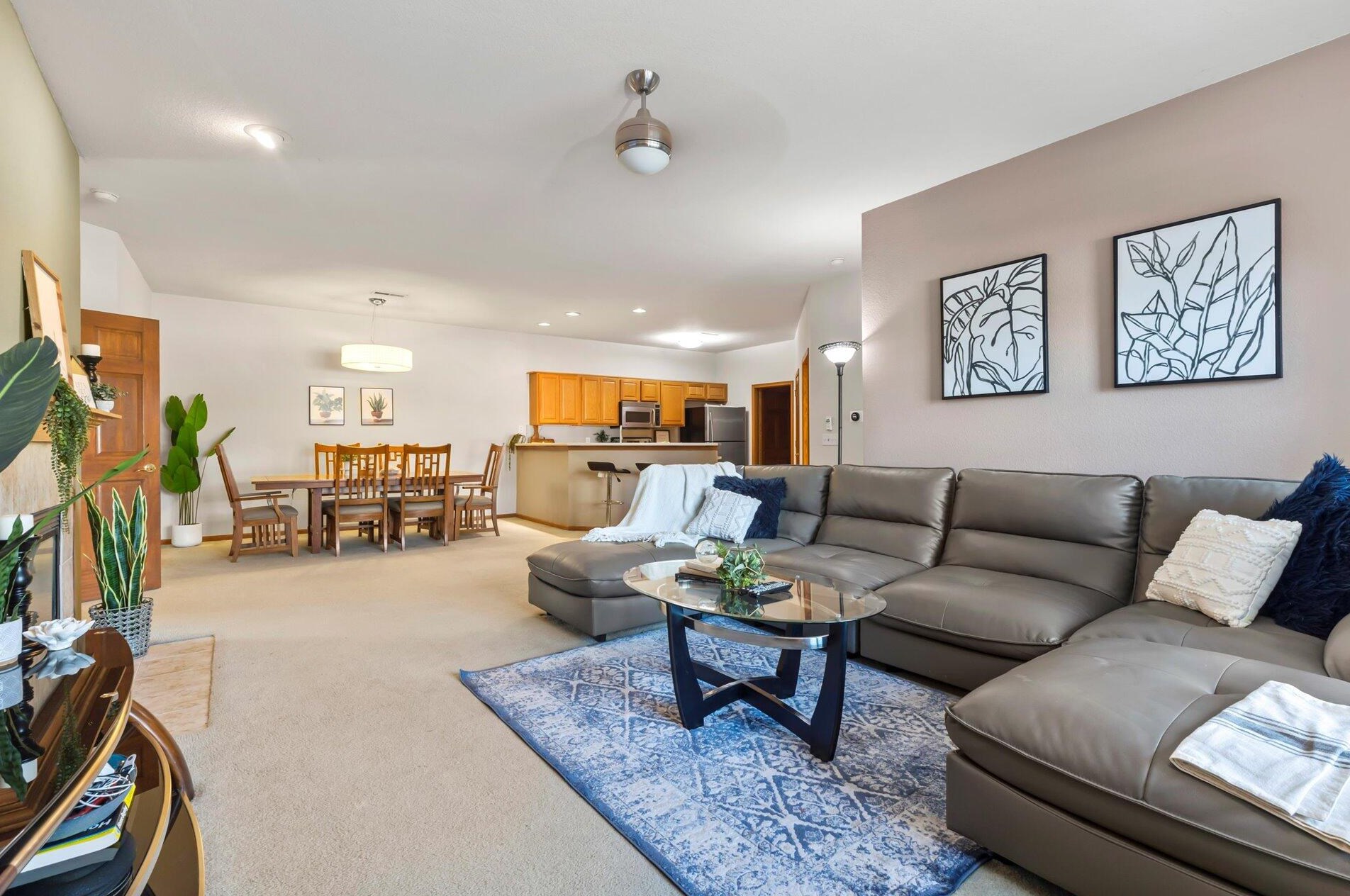 586 Grandview Ct #a, Pewaukee, WI 53072