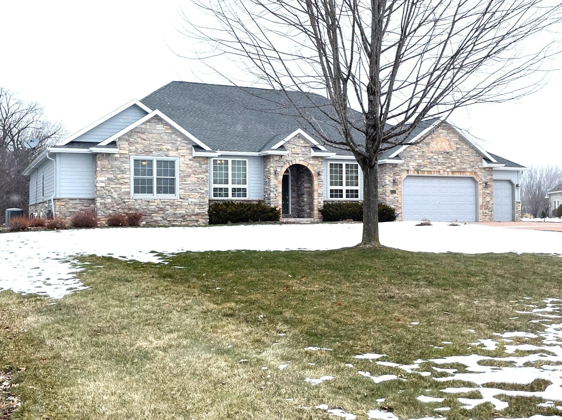 8732 Shadowood Trl, Racine, WI 53406-2482
