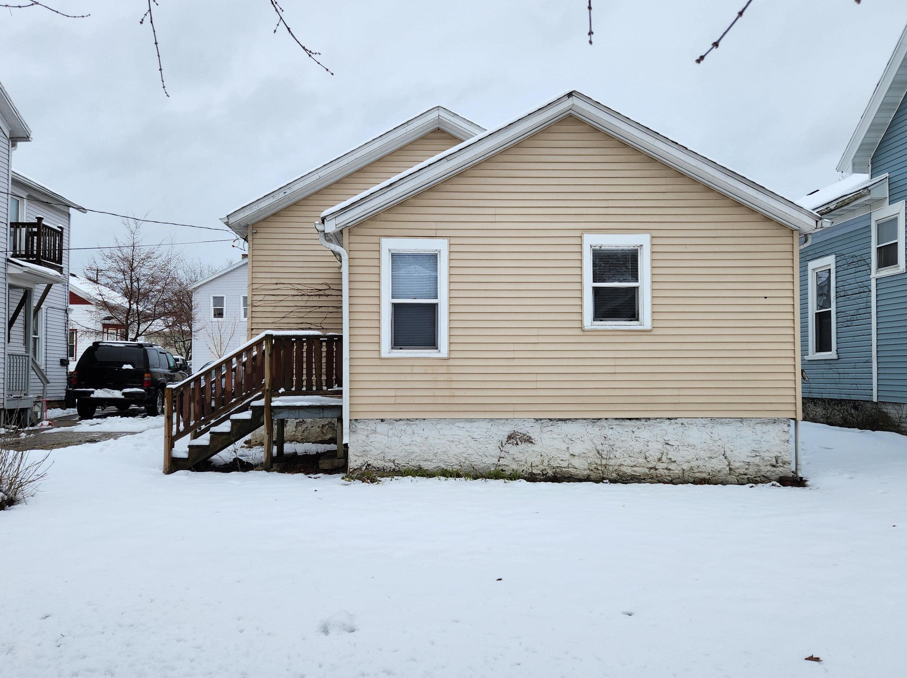 912 Center St, Racine, WI 53403-1446
