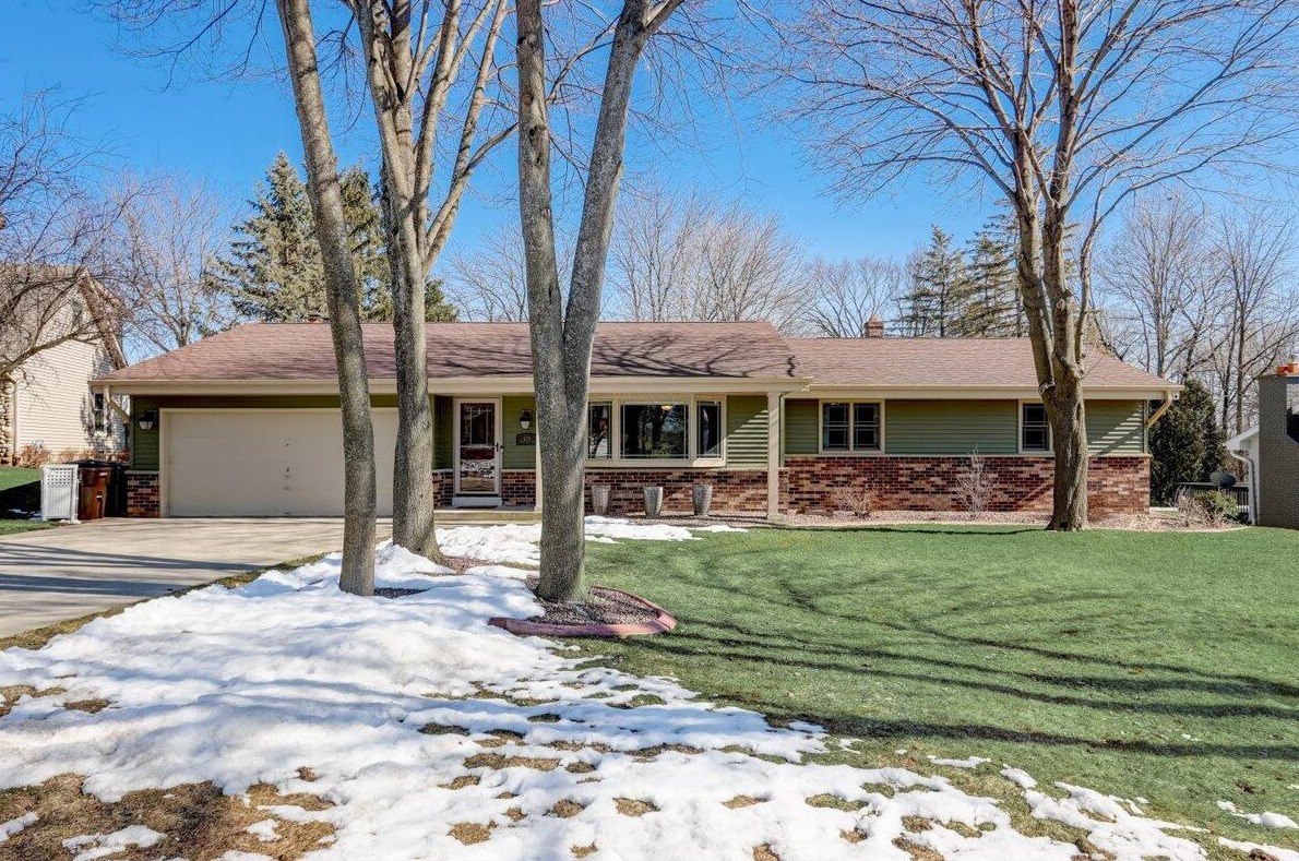 4570 S Raven Ln, Waukesha, WI 53151