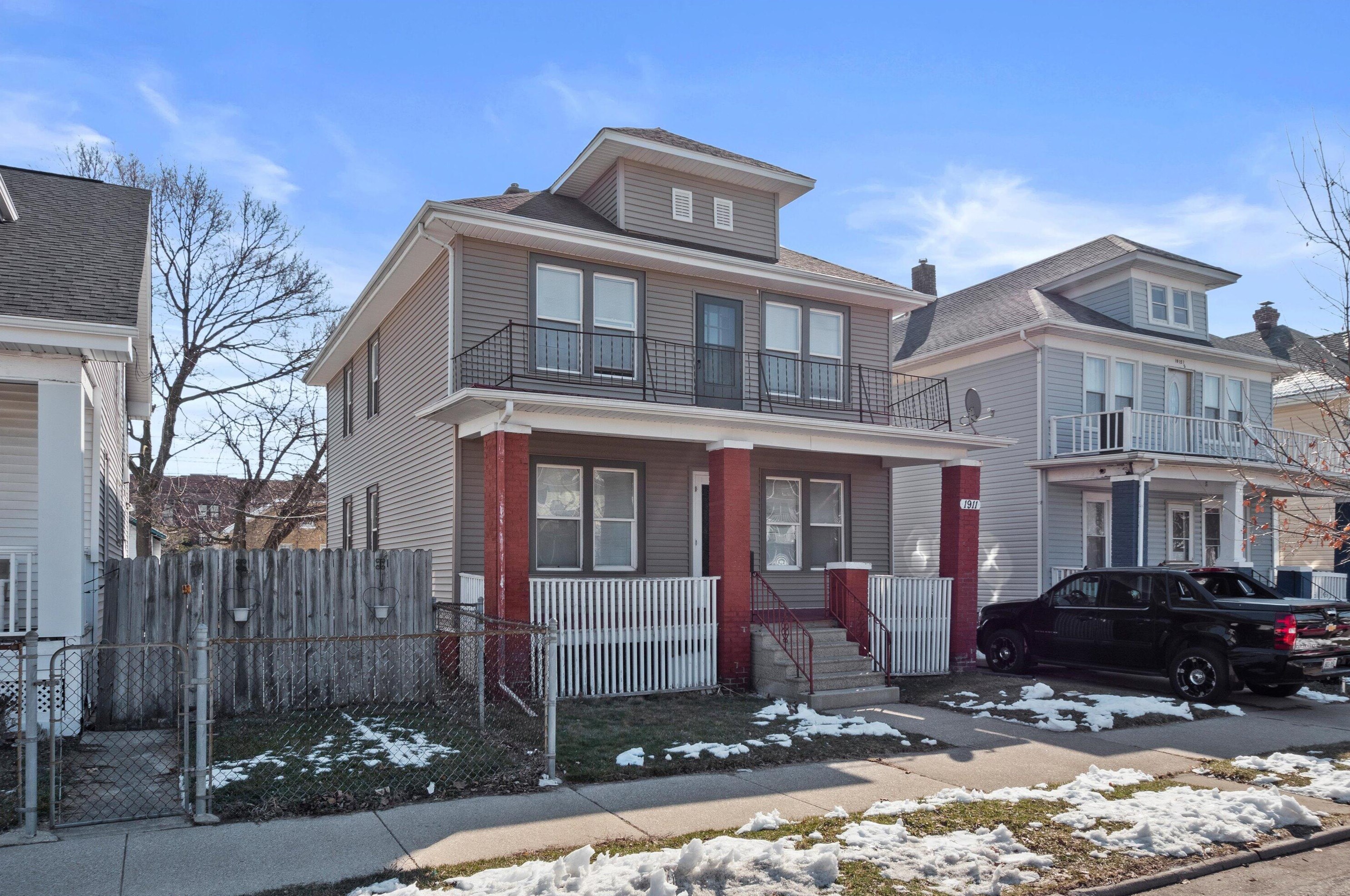 1911 Howe St, Racine, WI 53403-2613