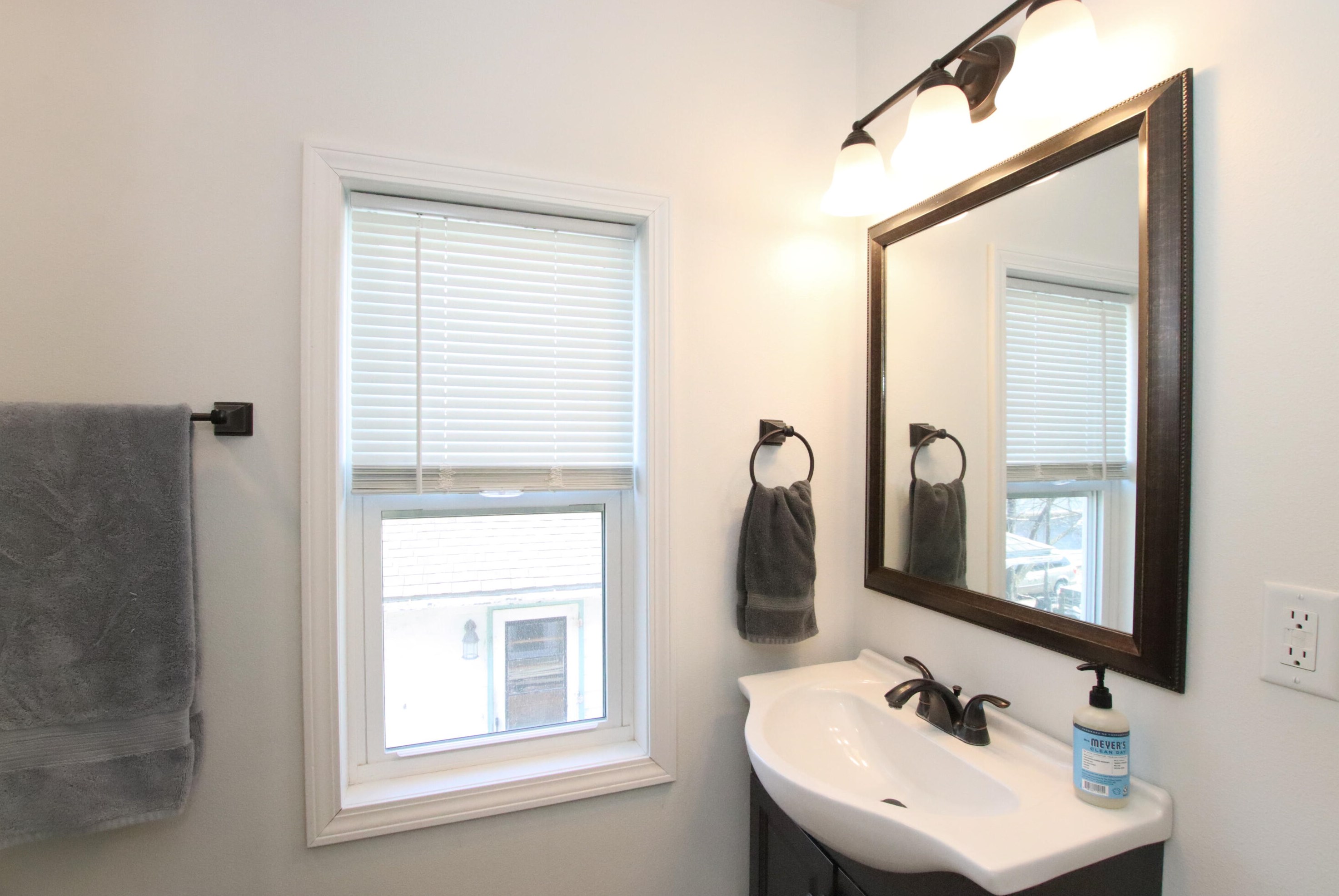 525 Loos St, Hartford WI  53027-1913 exterior