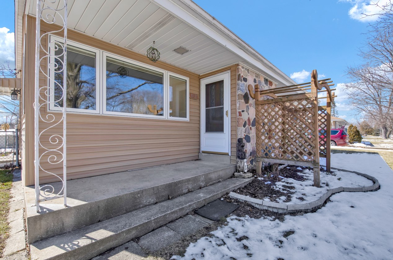 11121 Upham Ave, Hales Corners, WI 53130-1239