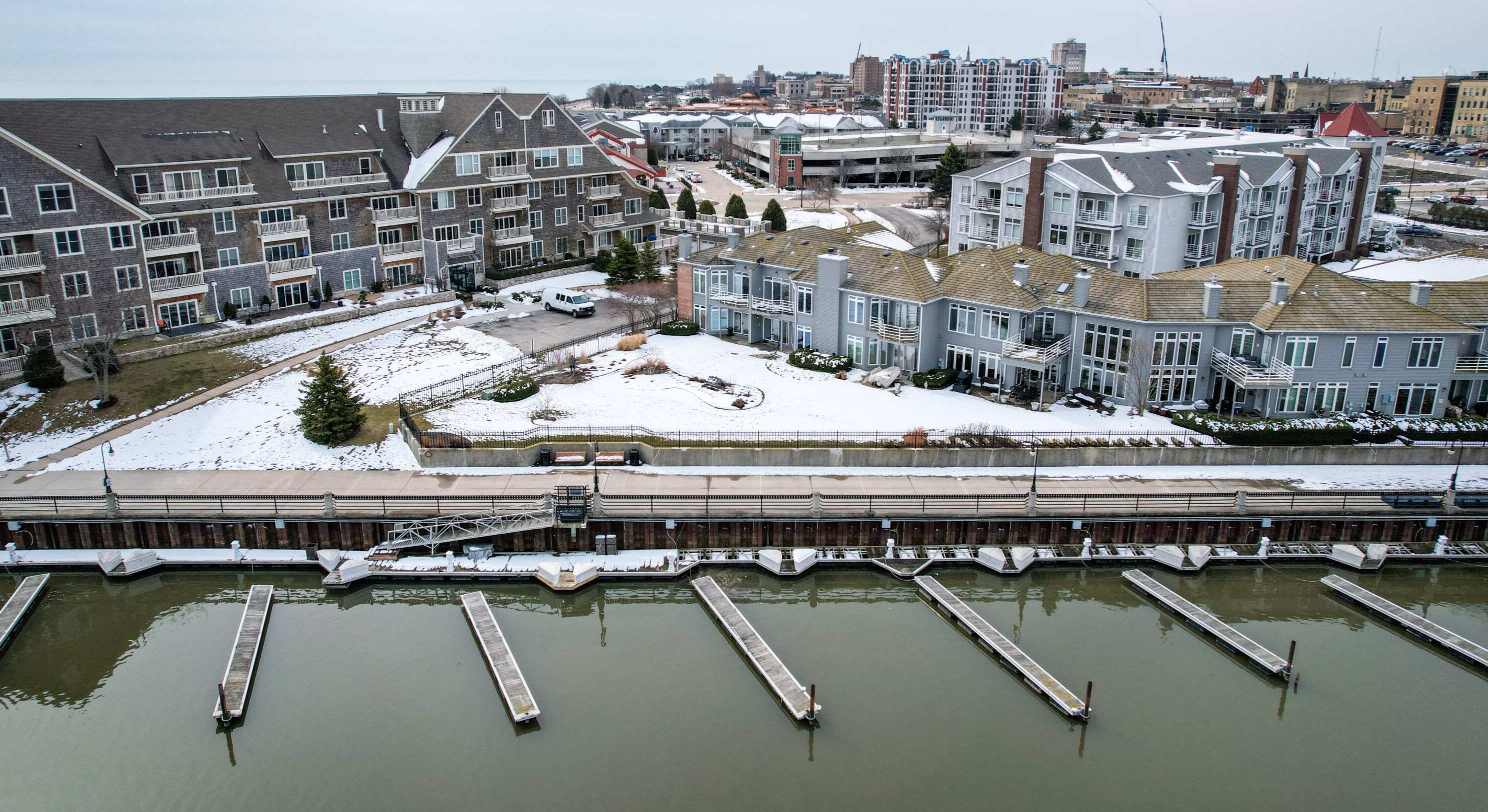 32 Harborview Dr, Racine WI  53403-4601 exterior