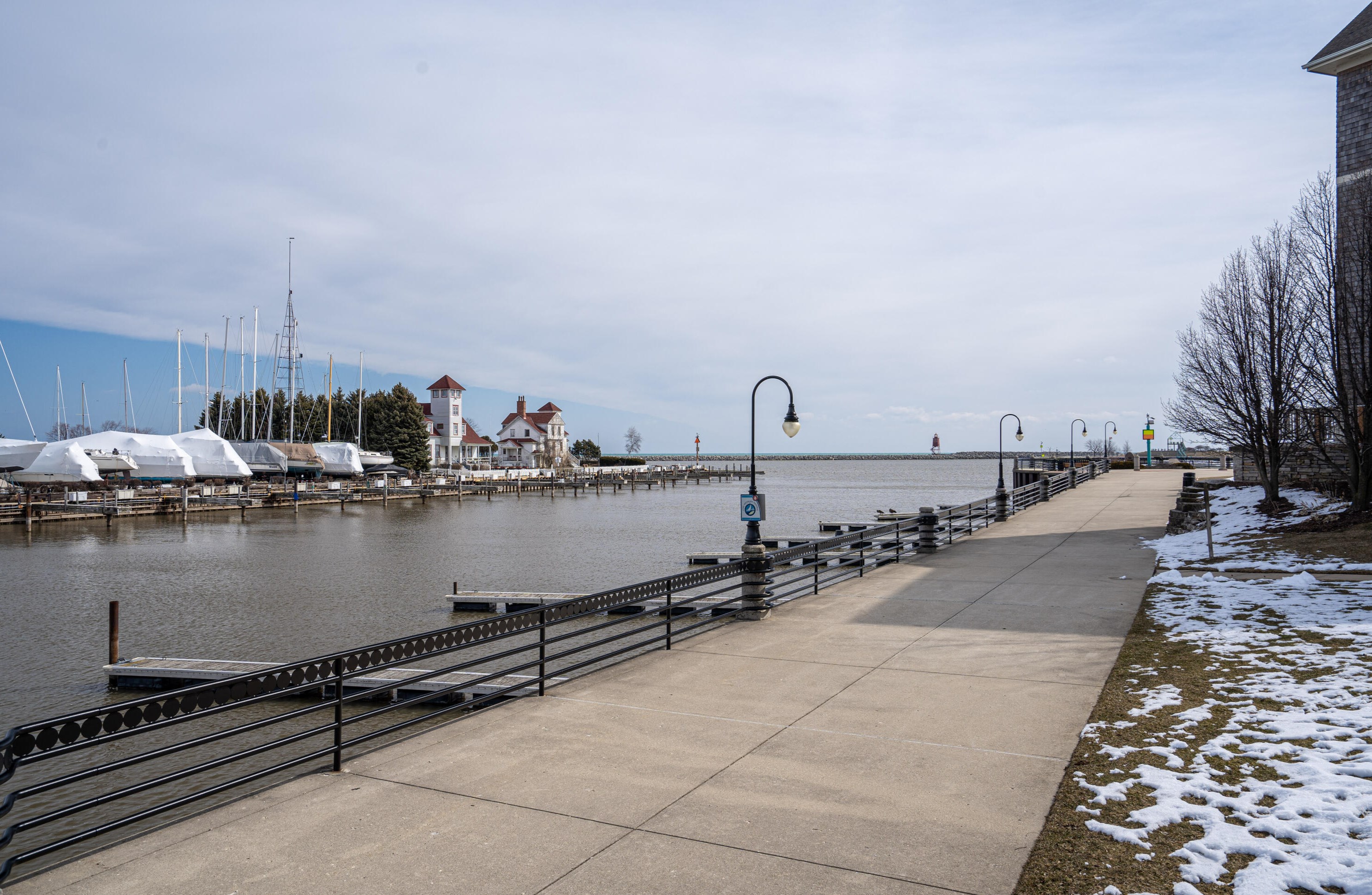 32 Harborview Dr, Racine WI  53403-4601 exterior