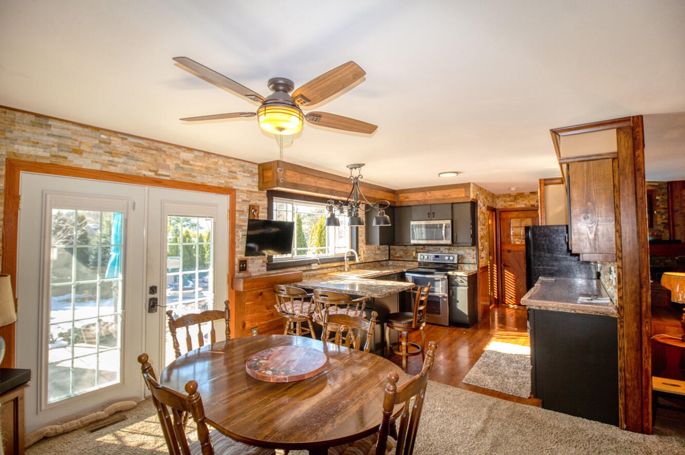 1046 Bonnie Brae Ln, Lake Geneva, WI 53147