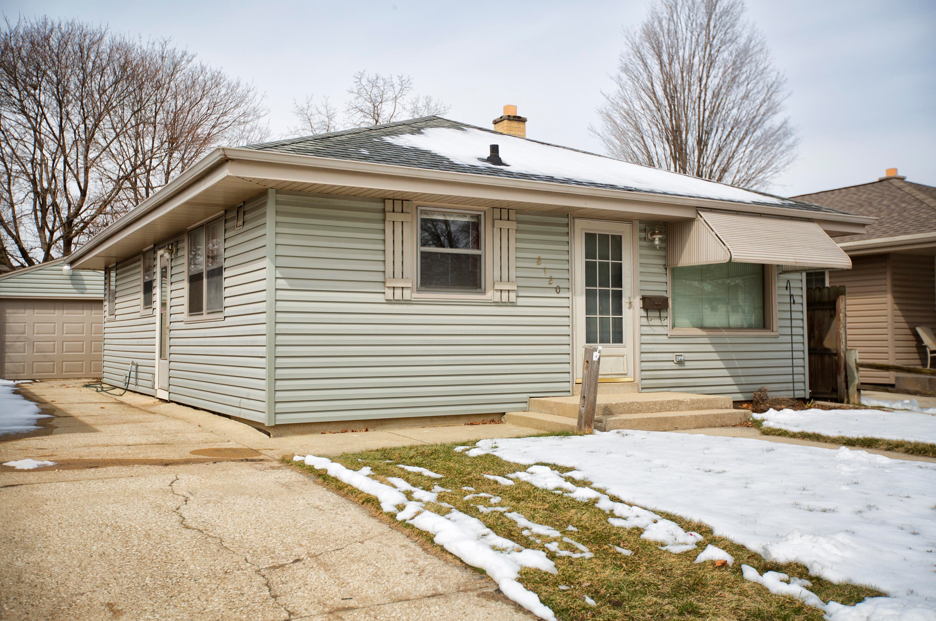 2120 Grove Ave, Racine, WI 53405-4208
