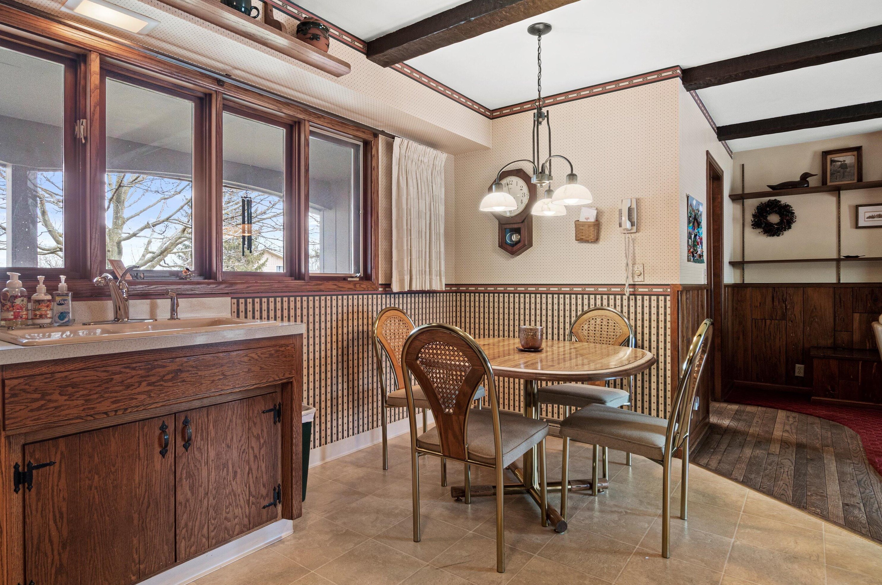 2610 Donegal Dr, Racine, WI 53405-1418
