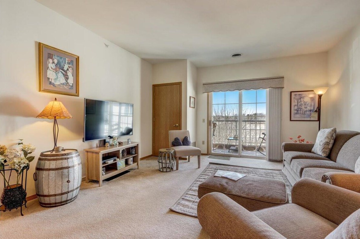 140 W Commerce Blvd #308, Slinger, WI 53086