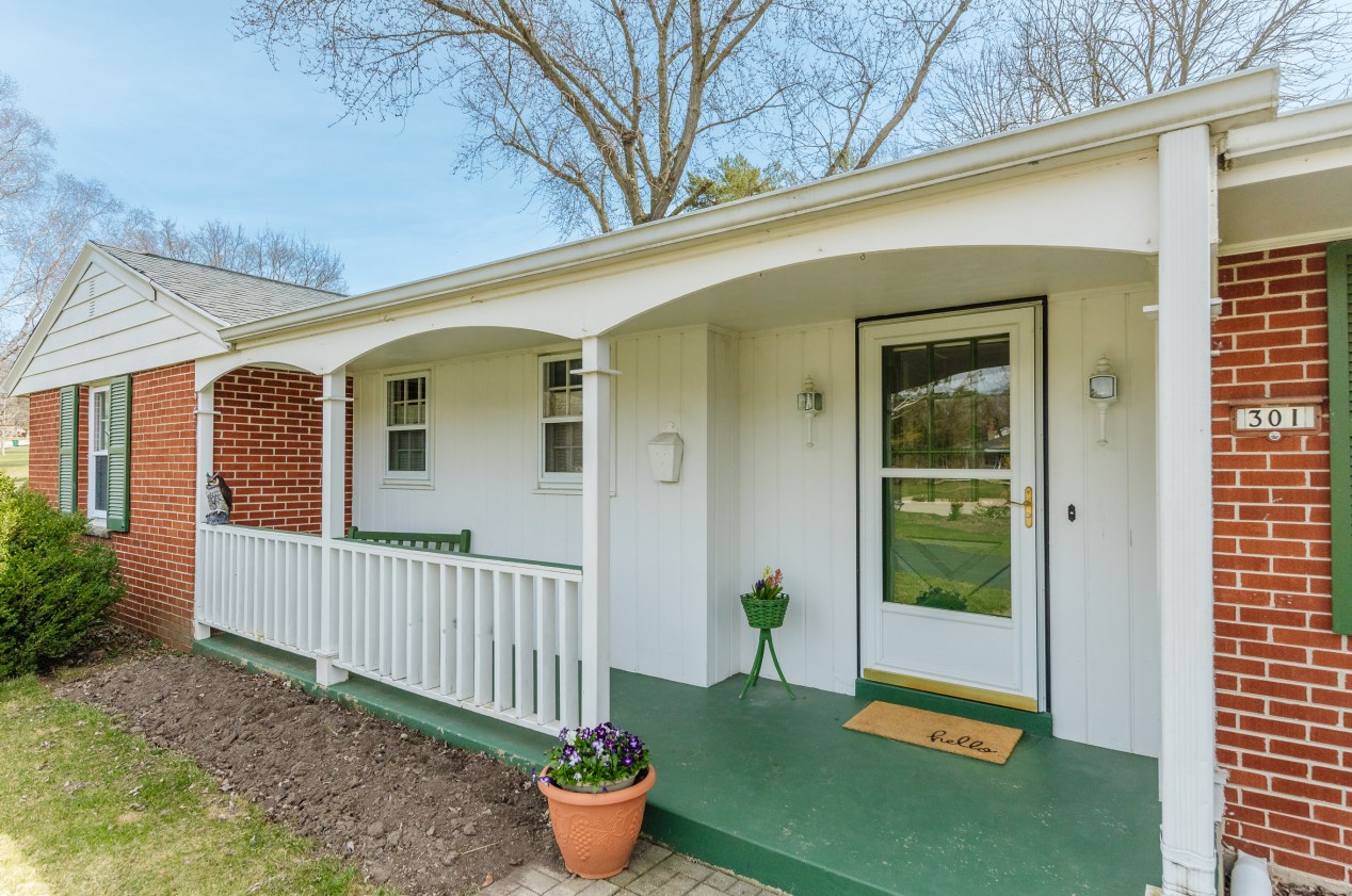 301 Woodside Ln, Thiensville, WI 53092