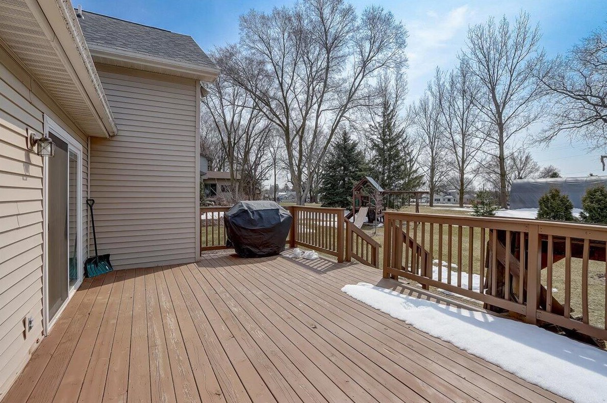 1100 Lee St, Lake Mills WI  53551-1938 exterior