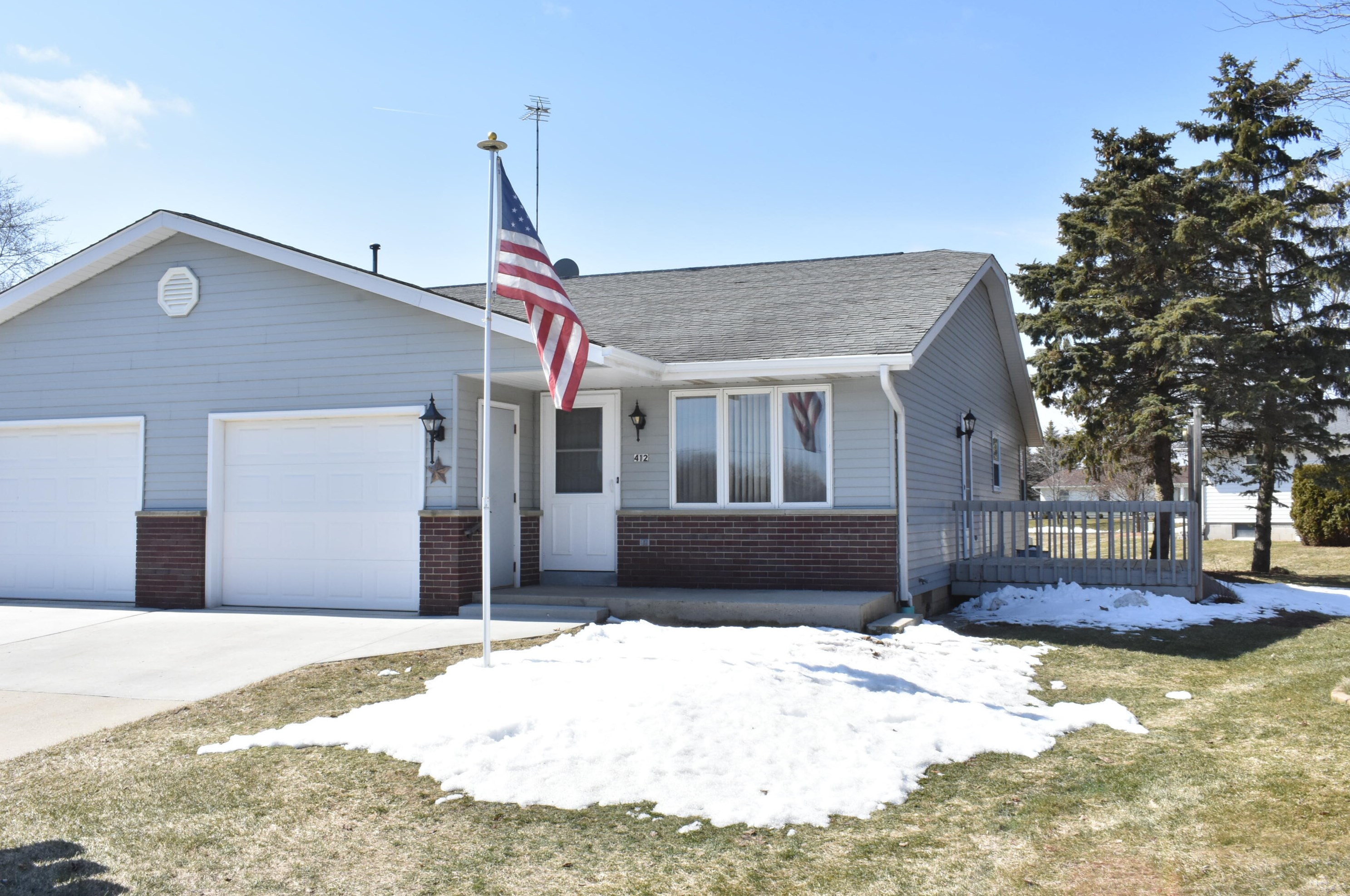 412 12th St, Oostburg, WI 53070-1114
