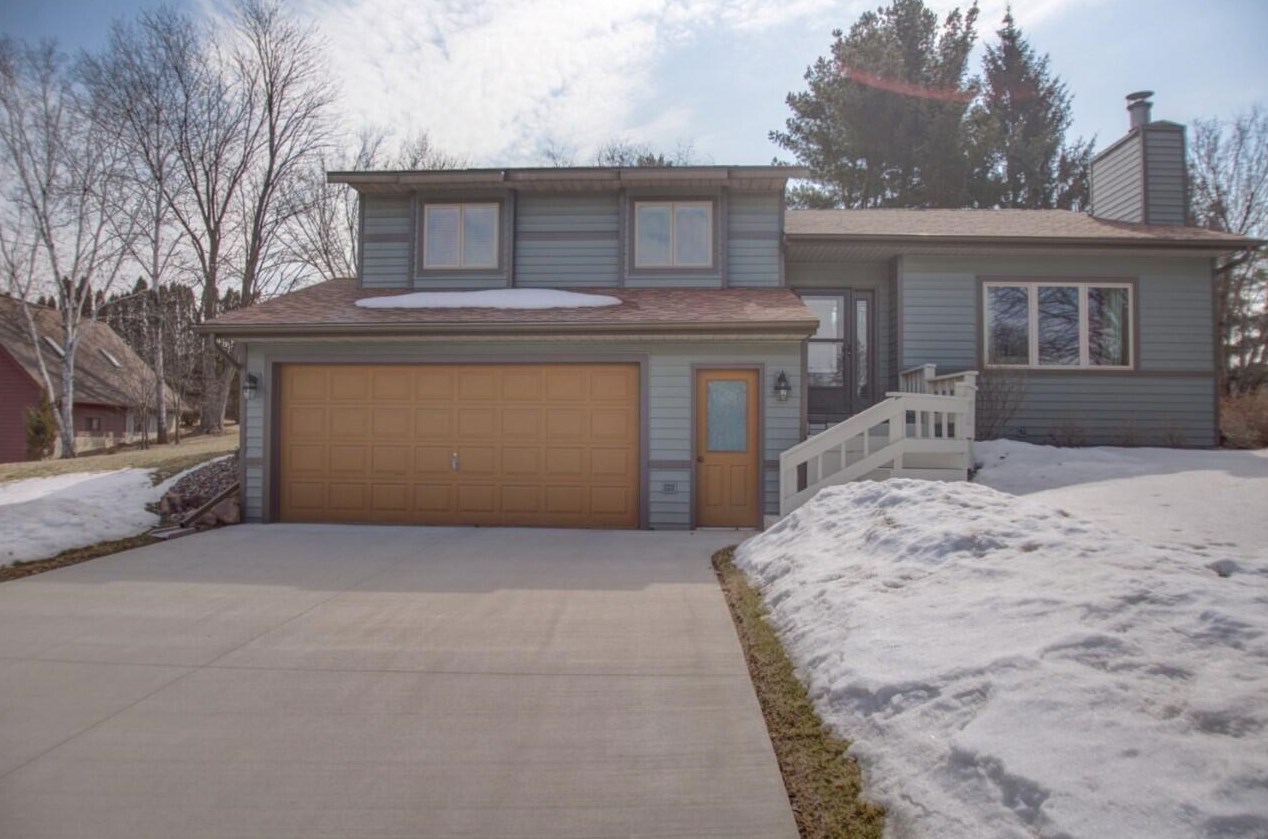 1331 Valley Ln, La Crescent, MN 55947