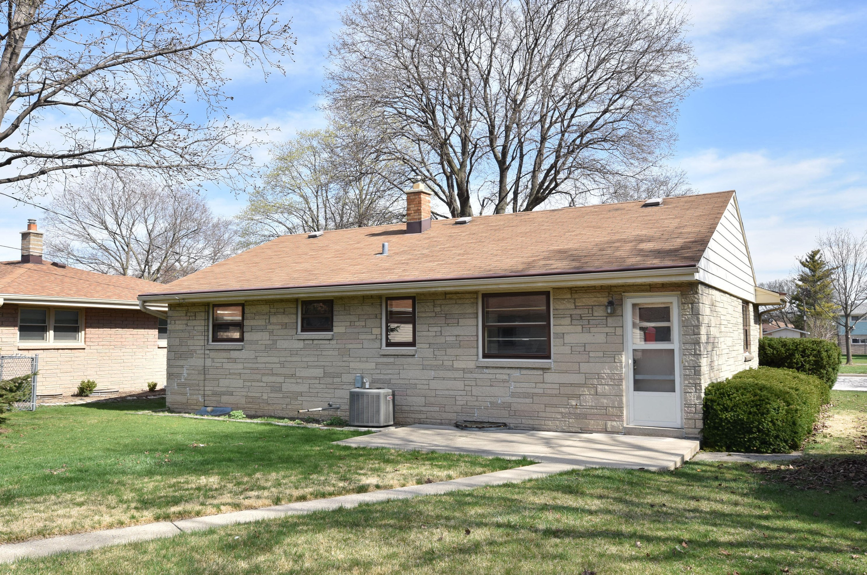 7401 Honey Creek Dr, Milwaukee WI  53219-3968 exterior