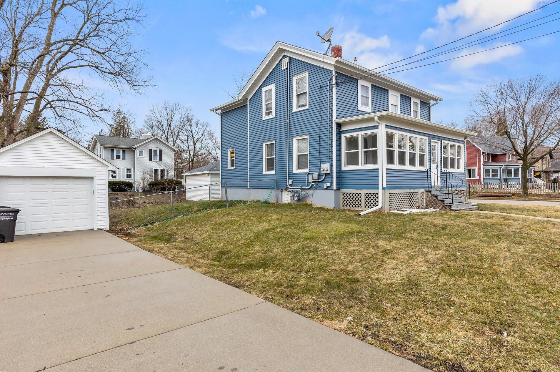 702 S Silver Lake St, Oconomowoc, WI 53066