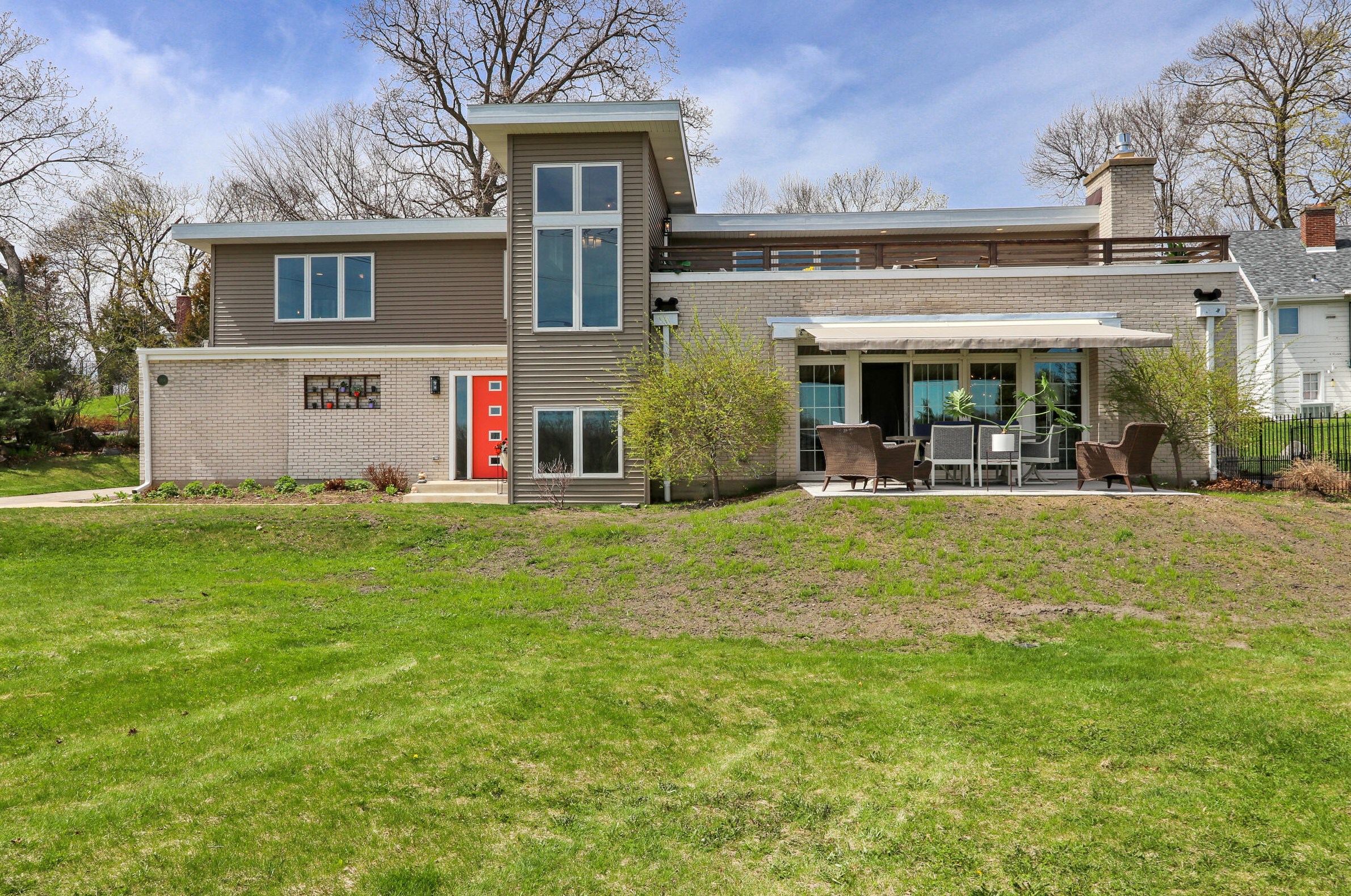 1104 Shabbona Dr, Fontana WI  53125-1349 exterior
