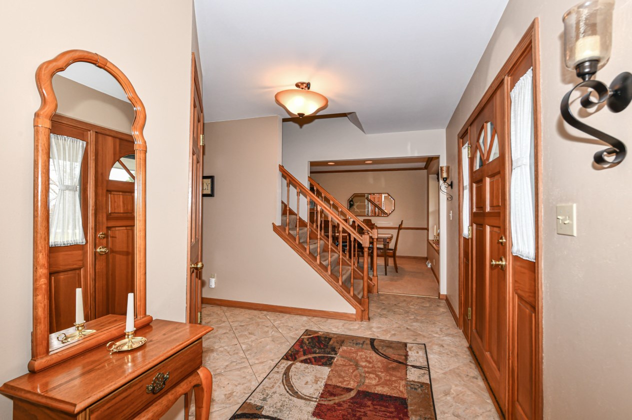 1250 Vista View Dr, Brookfield, WI 53005-7033