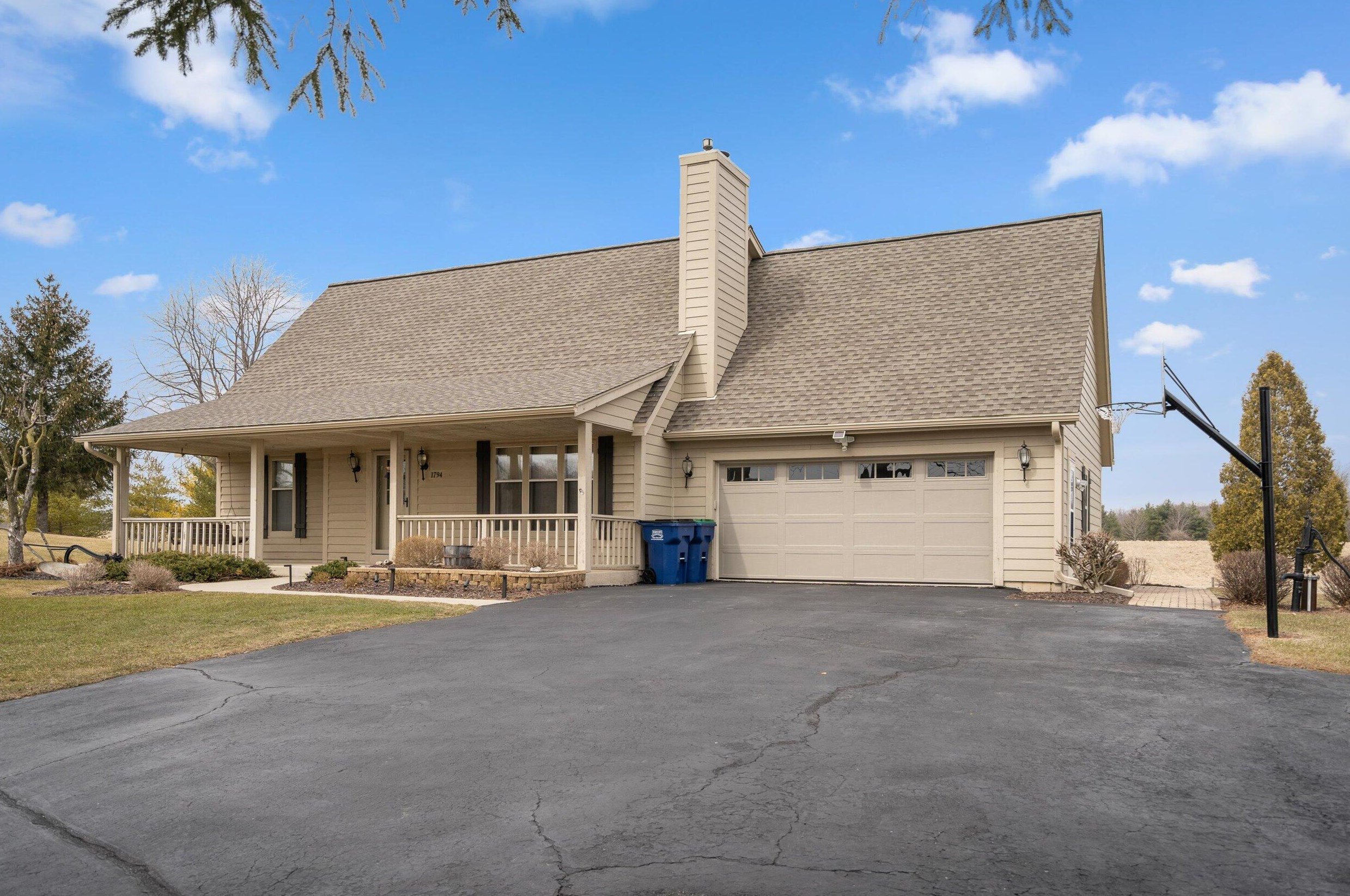 1794 Pleasant Valley Rd, Grafton, WI 53024-9636