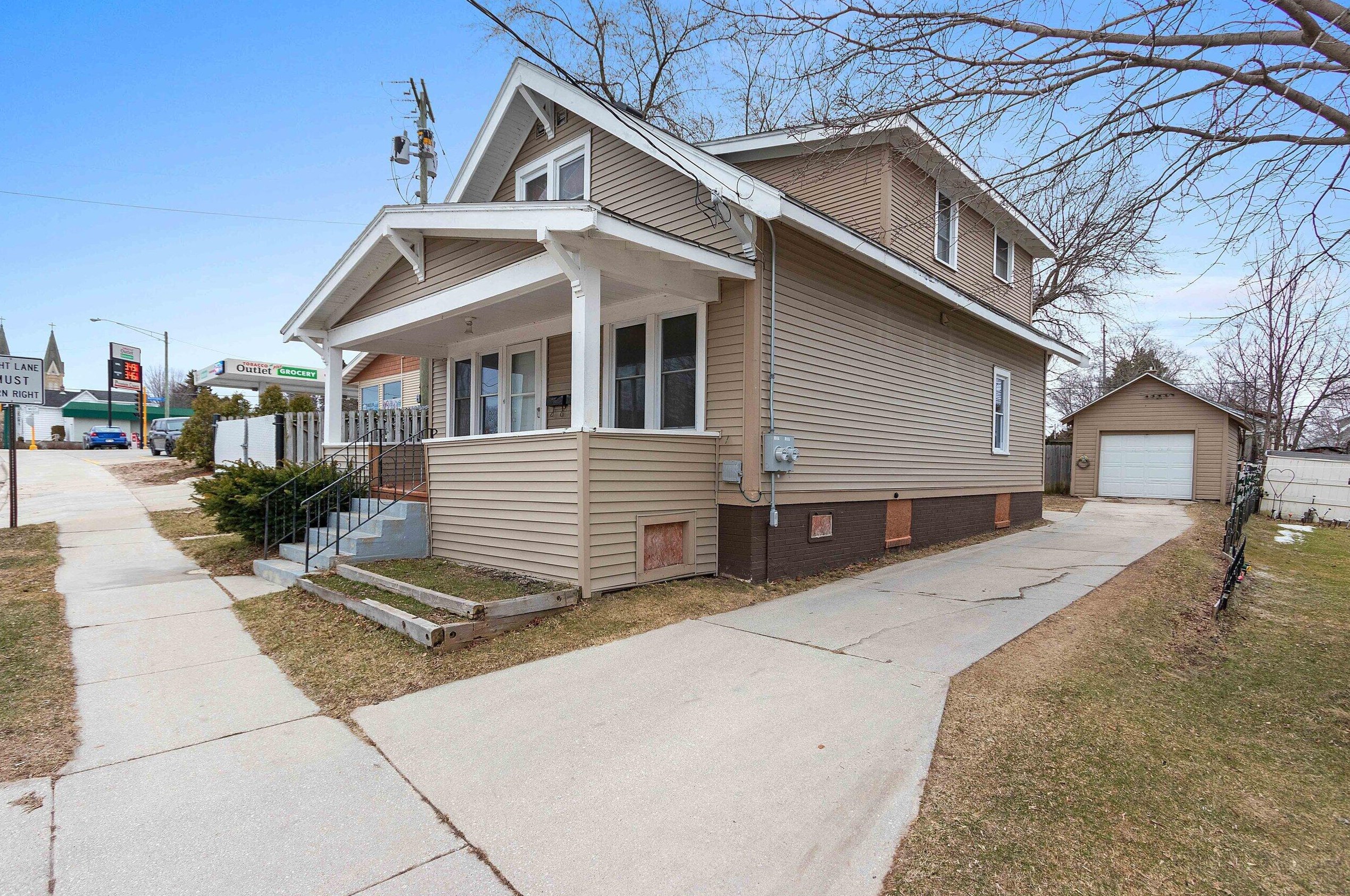 930 S 21st St, Manitowoc, WI 54220