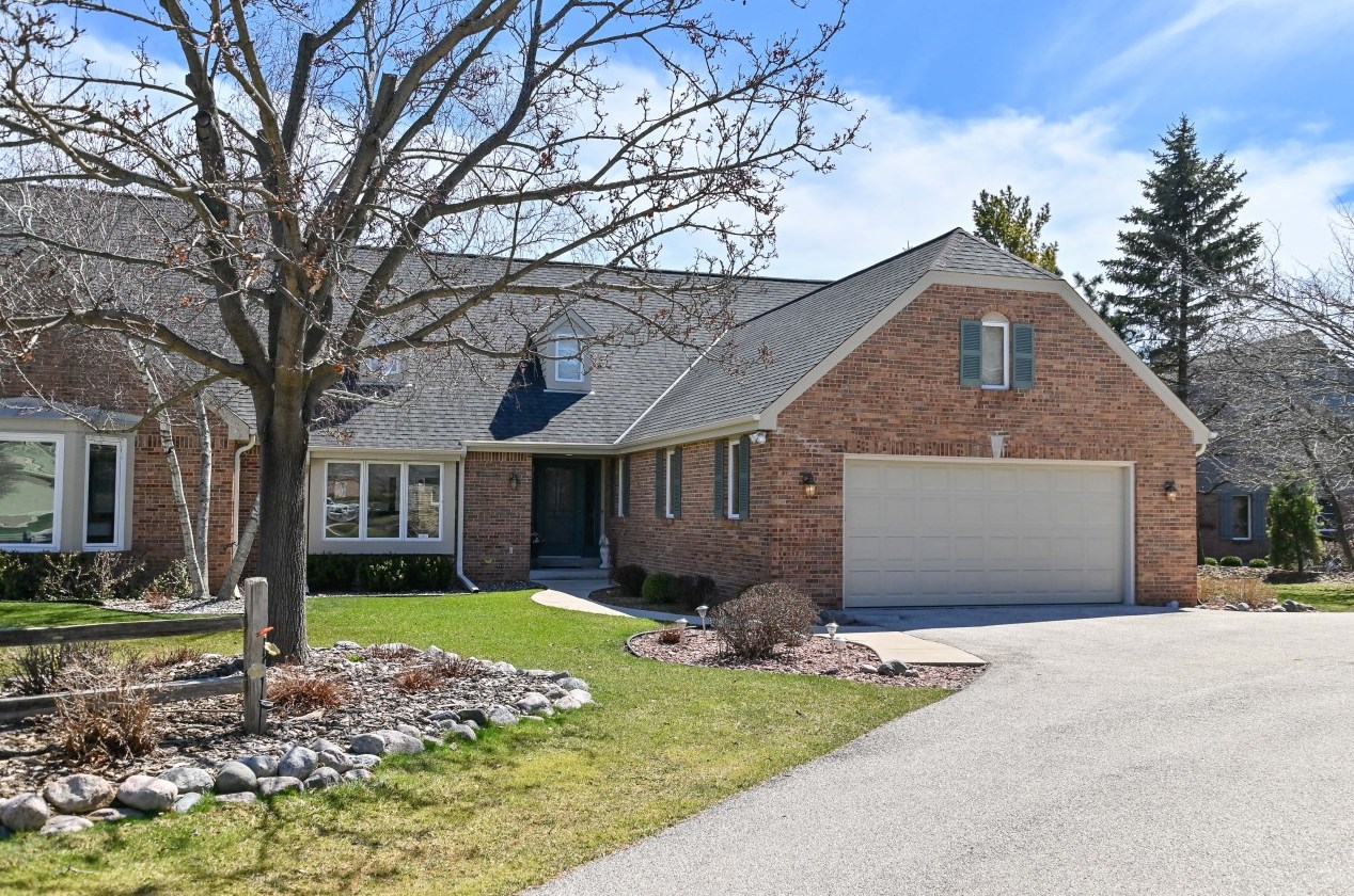 2617 W Lake Park Ct, Thiensville, WI 53092