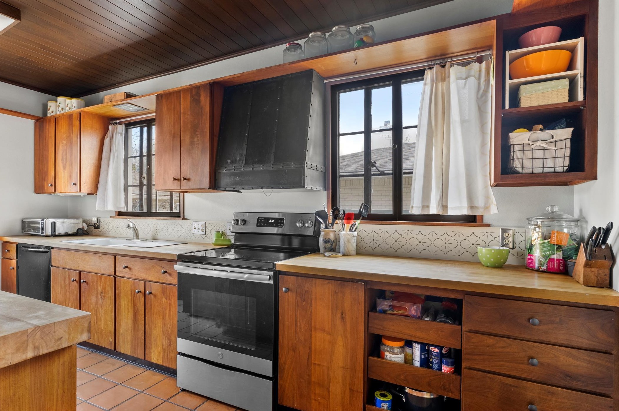 410 Bluff Ave, Sheboygan, WI 53081-2874