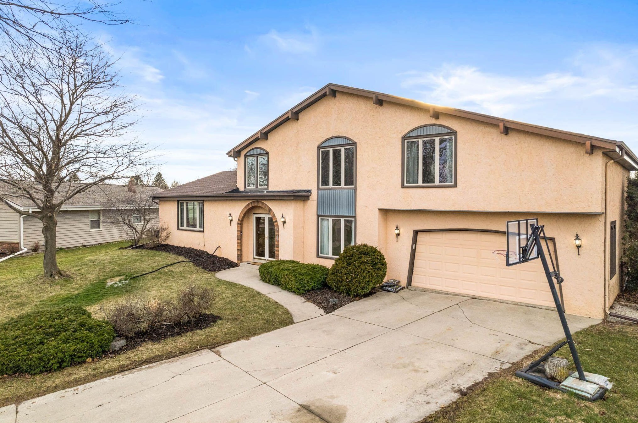 8100 W Imperial Dr, Hales Corners, WI 53132