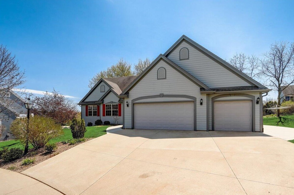 2505 Trillium Hill Ct, Waukesha, WI 53189