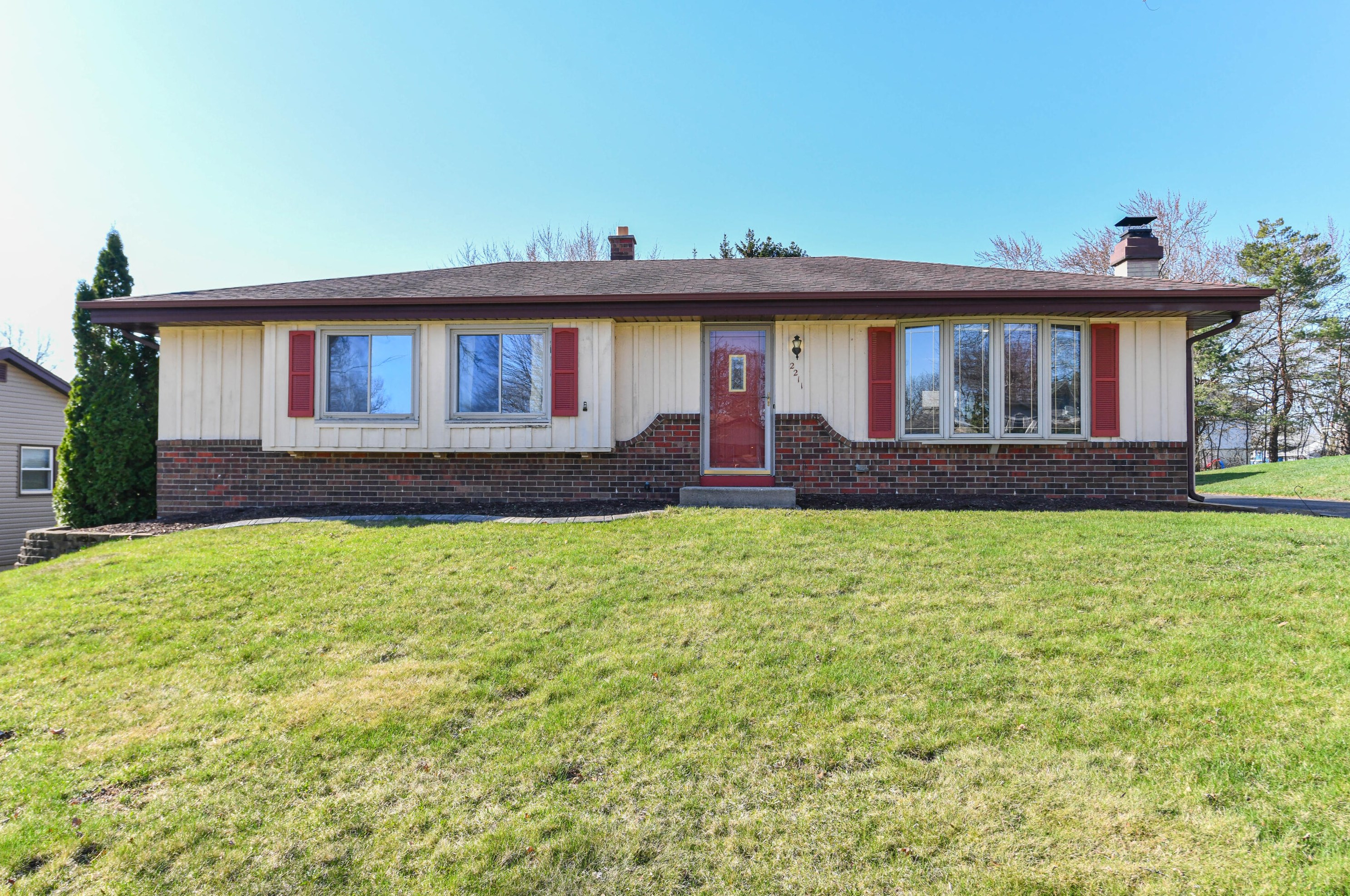 2211 Michigan Ave, Oak Creek, WI 53154-2424