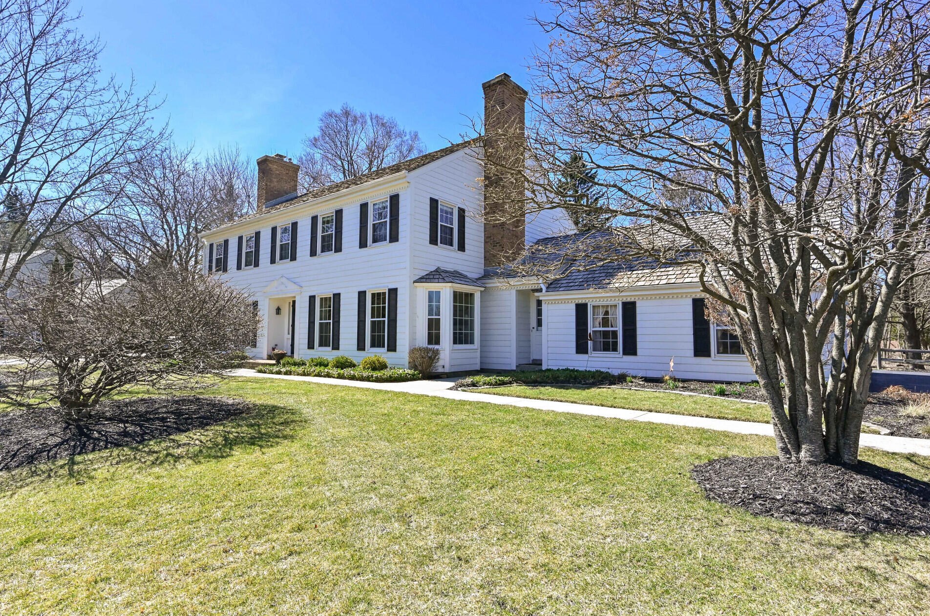 9641 N Valley Hill Dr, Thiensville, WI 53092
