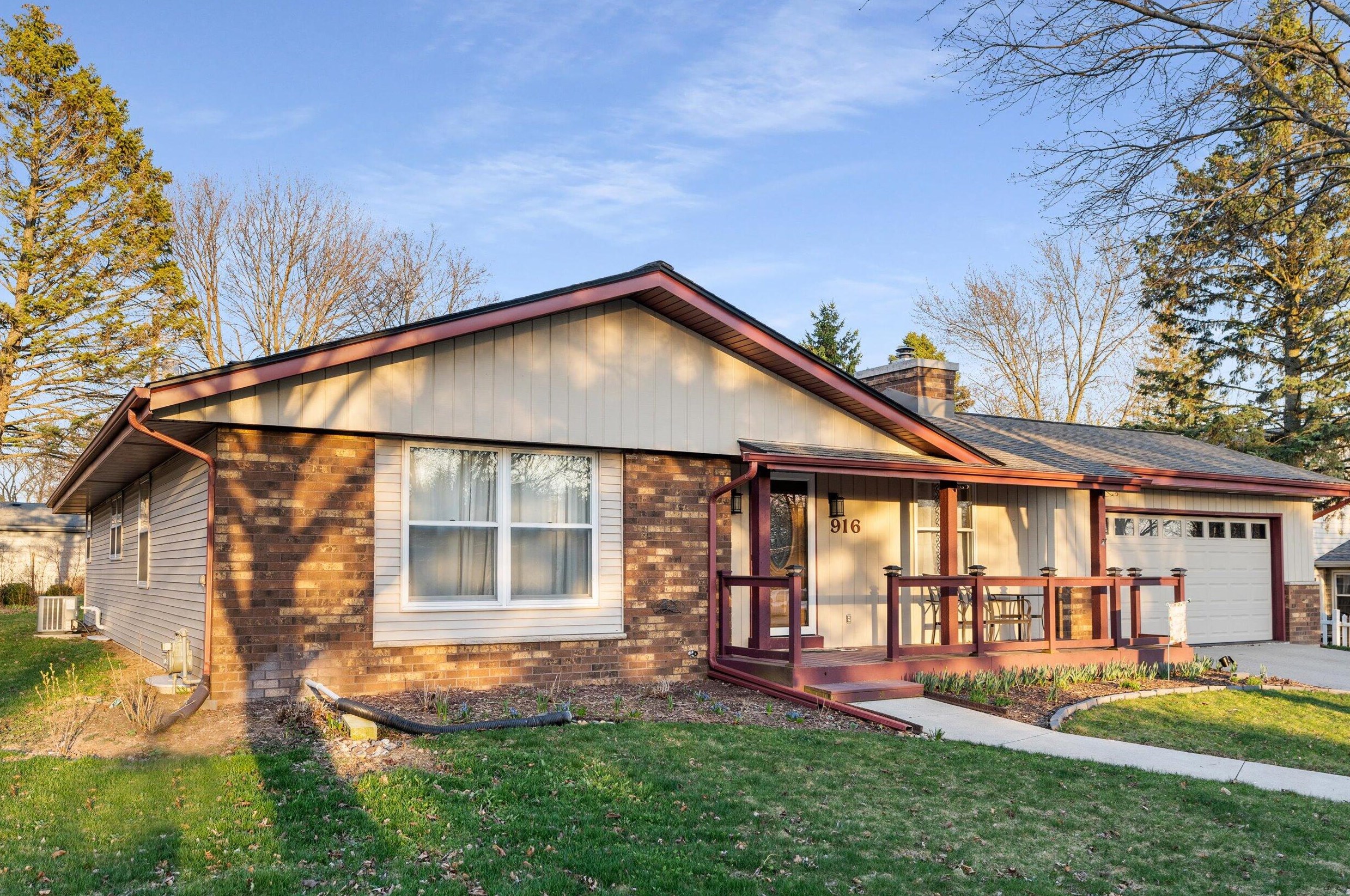 916 Fairview Dr, Port Washington, WI 53074