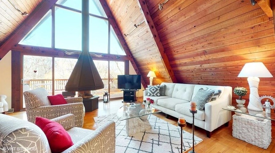 1157 Lakeshore Dr, Fontana, WI 53125-1802