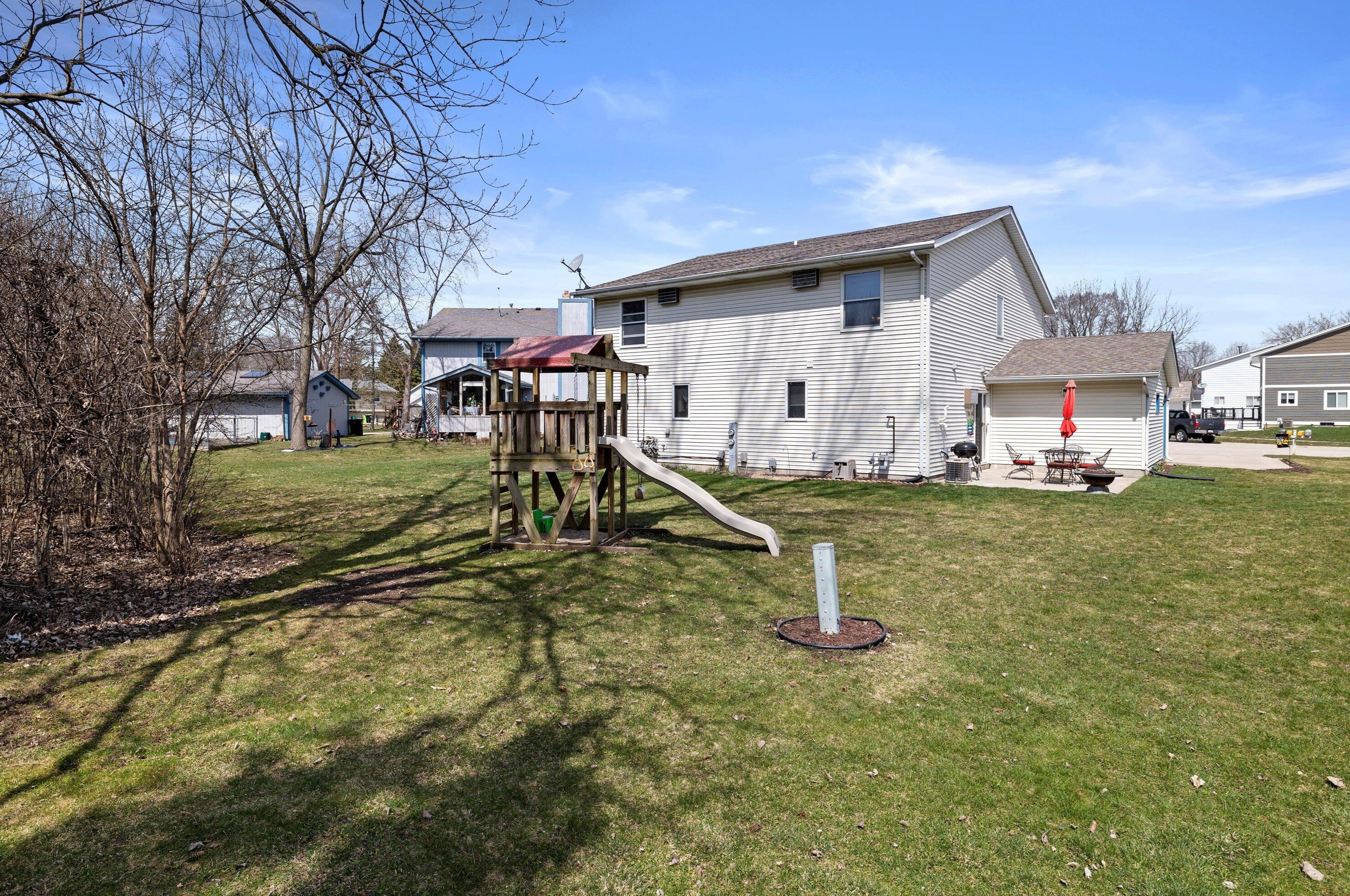 645 Holly Ct, Hartford, WI 53027-1967