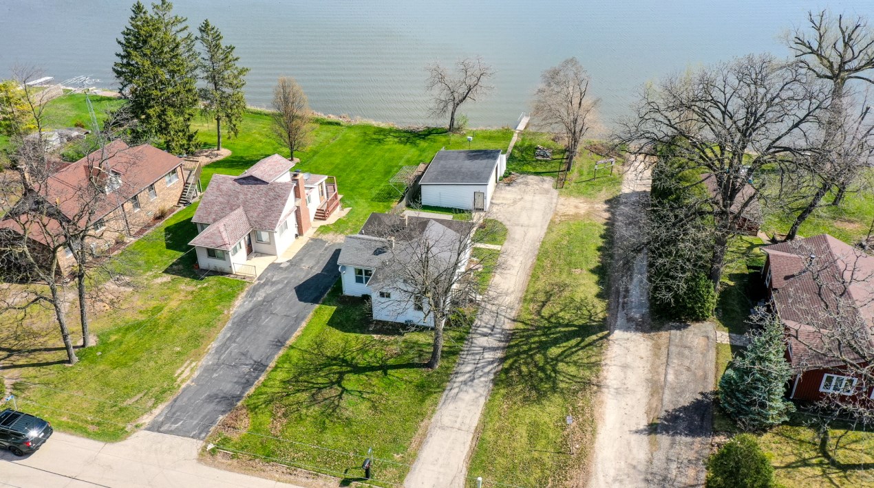 2225 Lakeshore Dr, Kansasville, WI 53139
