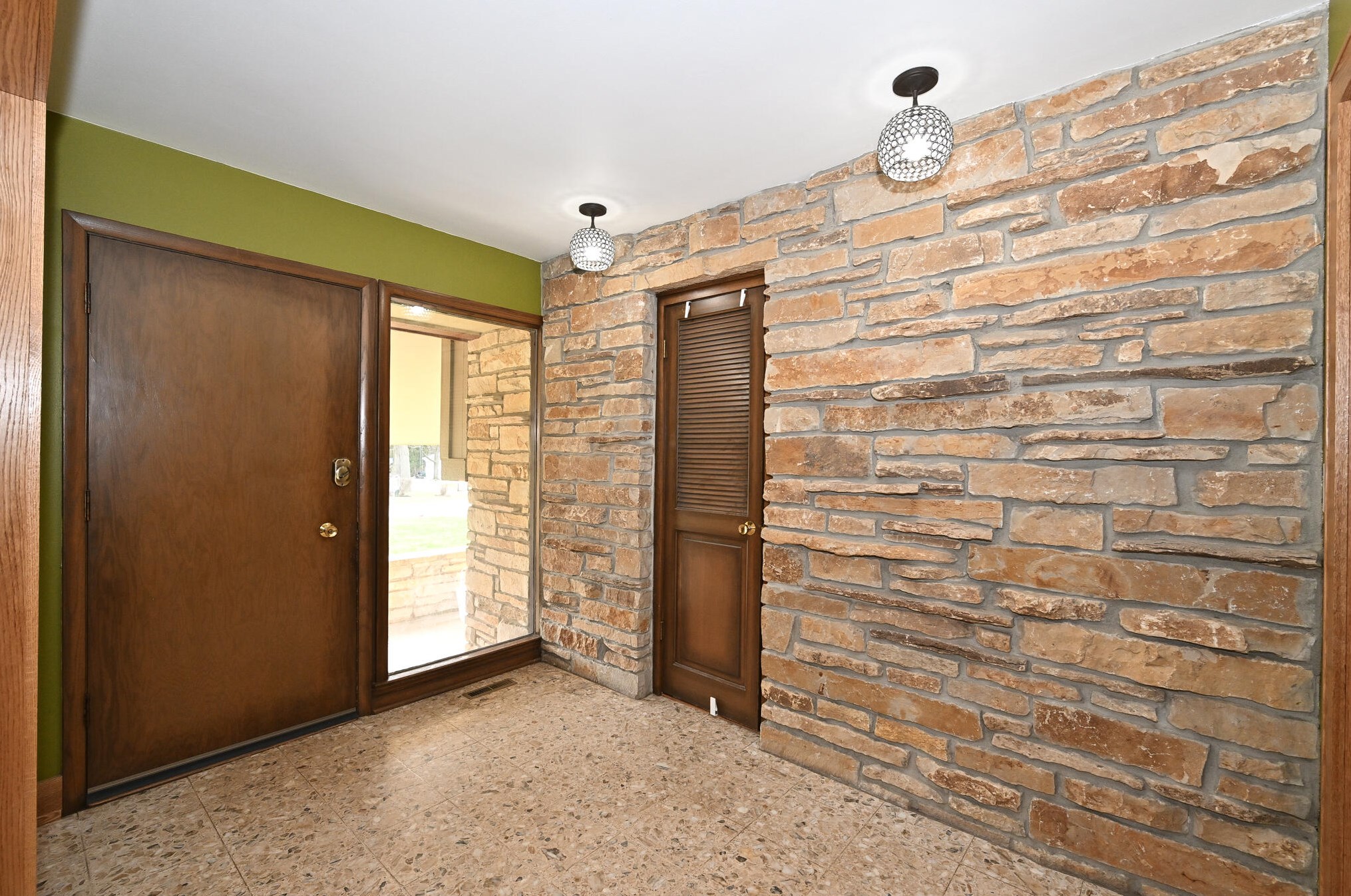 2925 Willaura Ct, Brookfield, WI 53005-3638