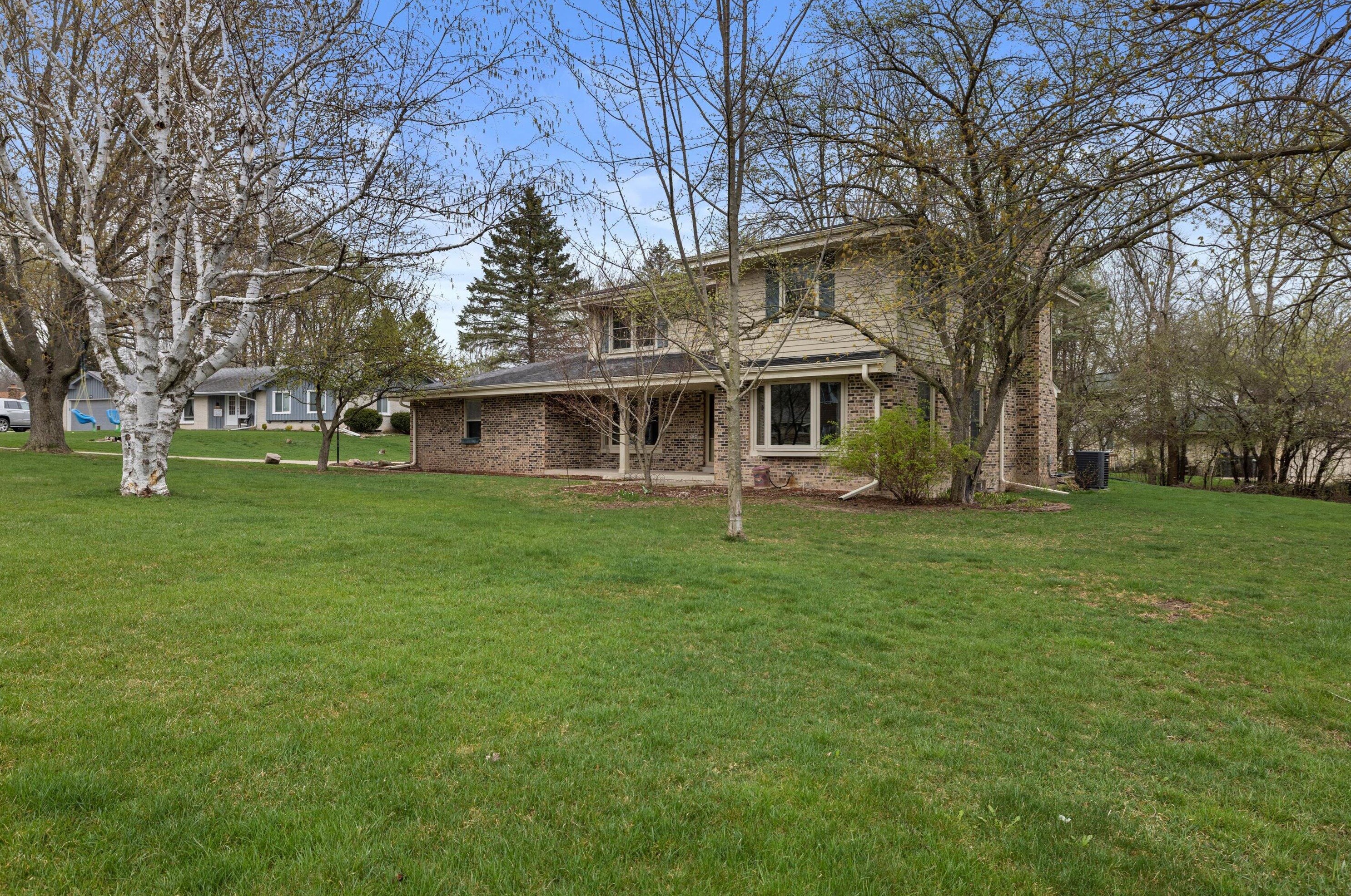 9734 N Kent Ct, Thiensville, WI 53097