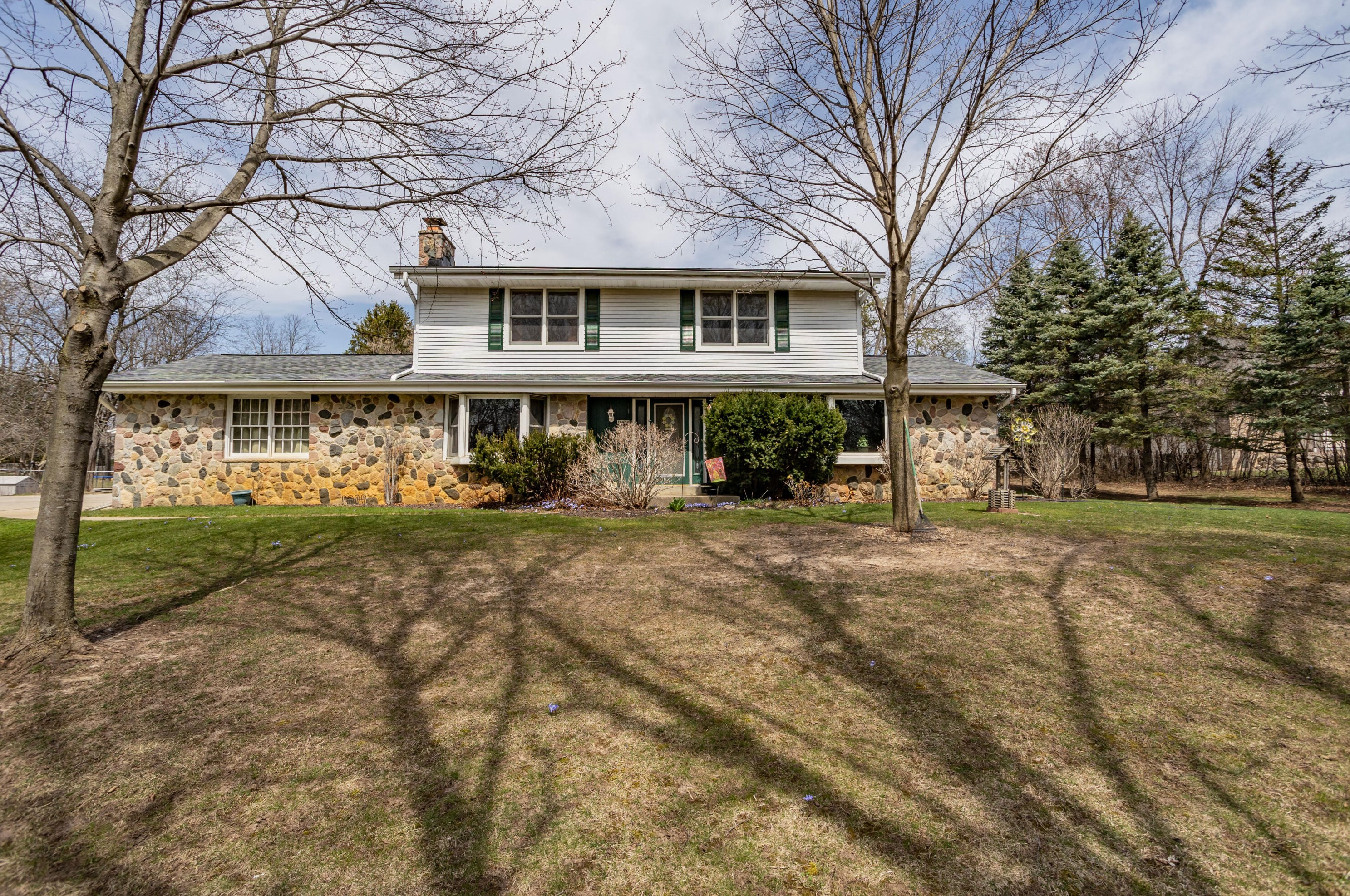 19950 W Pinecrest Ln, Waukesha, WI 53146