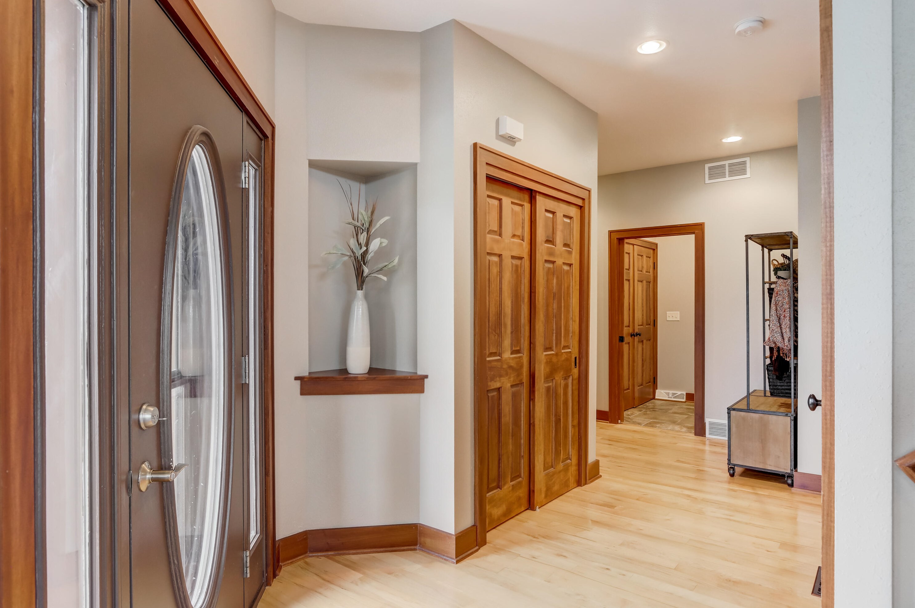 9067 S Cordgrass Circle #e, Hales Corners, WI 53132