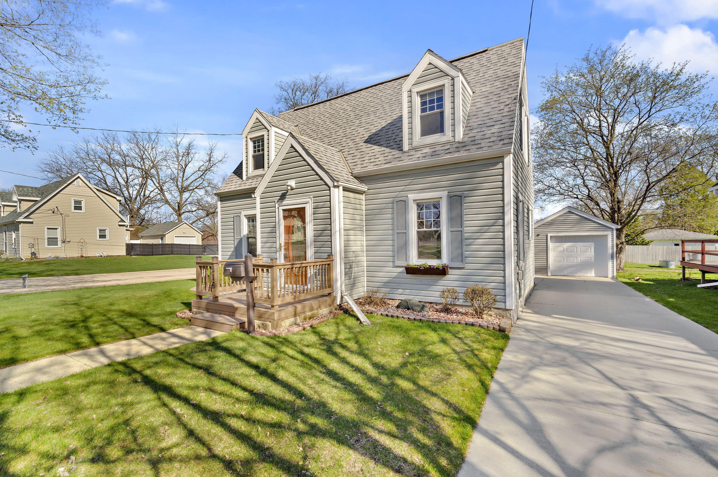 616 W Burnett St, Beaver Dam, WI 53916