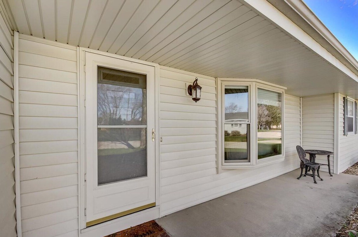 4312 Pine Ridge Ln, Racine, WI 53403-4033