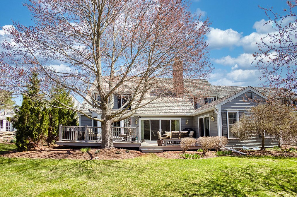 10231 N Westport Cir, Thiensville, WI 53092