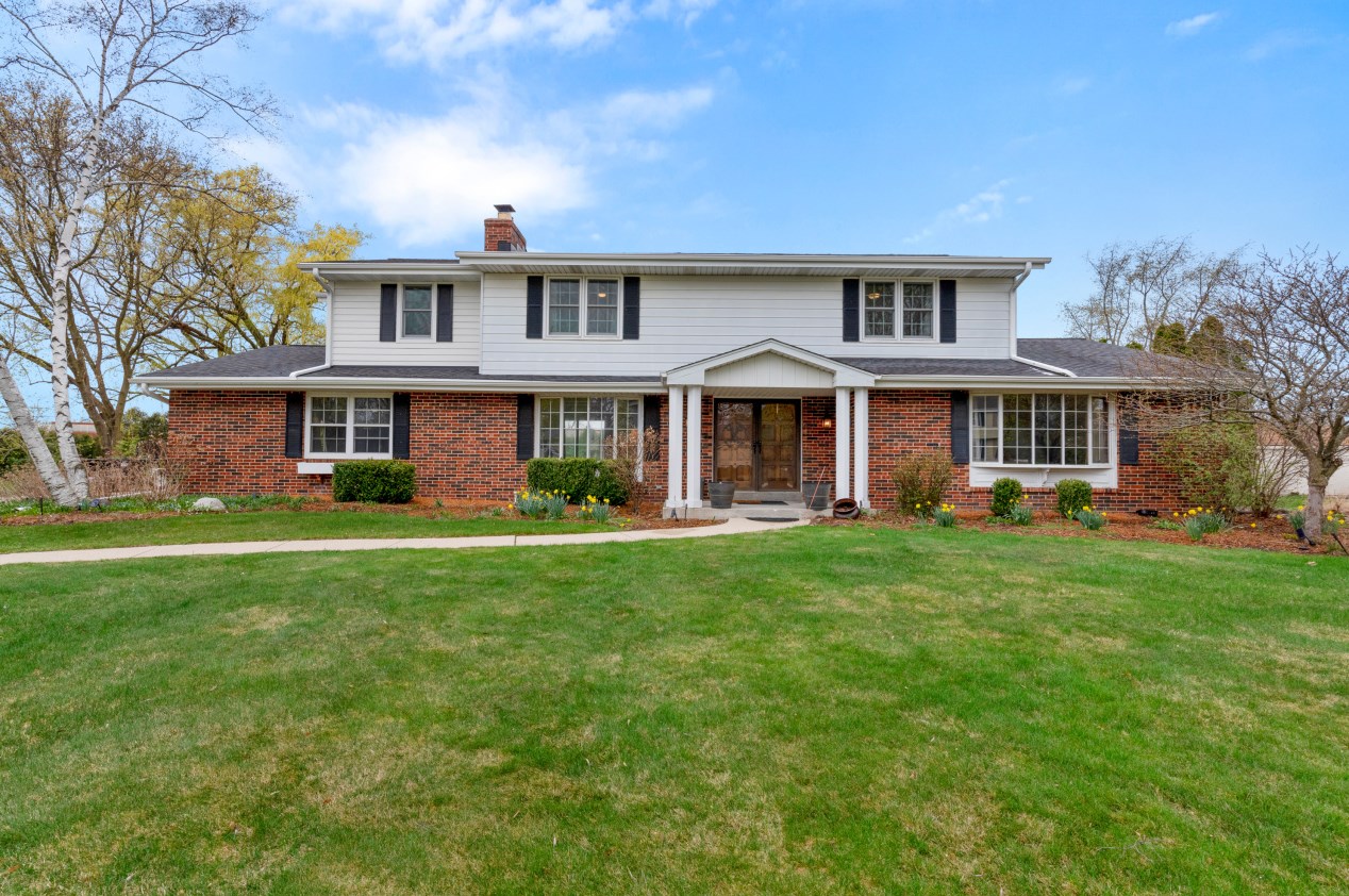 11231 N Country View Dr, Thiensville, WI 53092