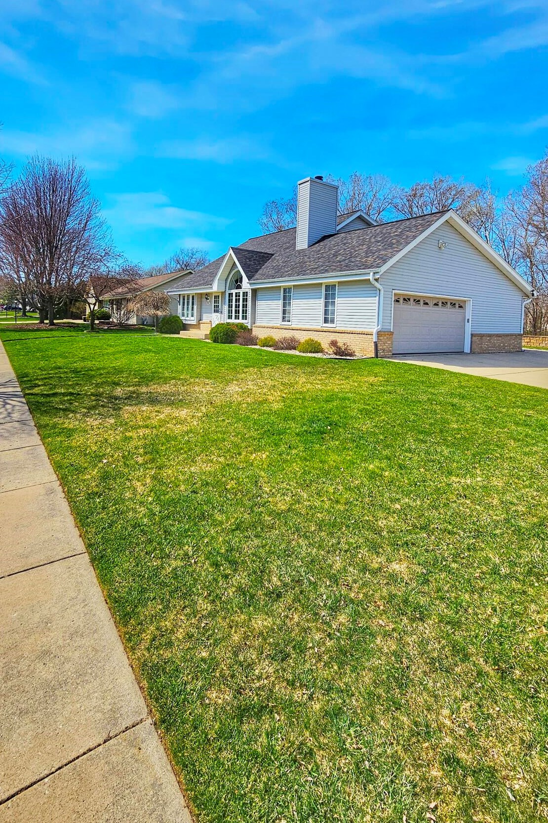 8800 Lake Pointe Dr, Hales Corners, WI 53132-8540