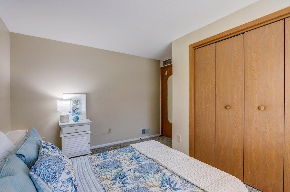 10210 Parkedge Cir, Hales Corners WI  53132-1234 exterior