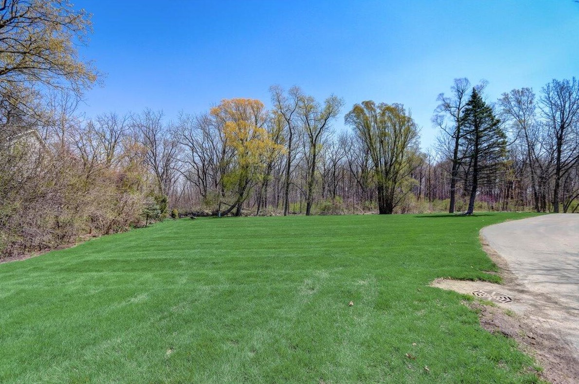 10210 Parkedge Cir, Hales Corners WI  53132-1234 exterior