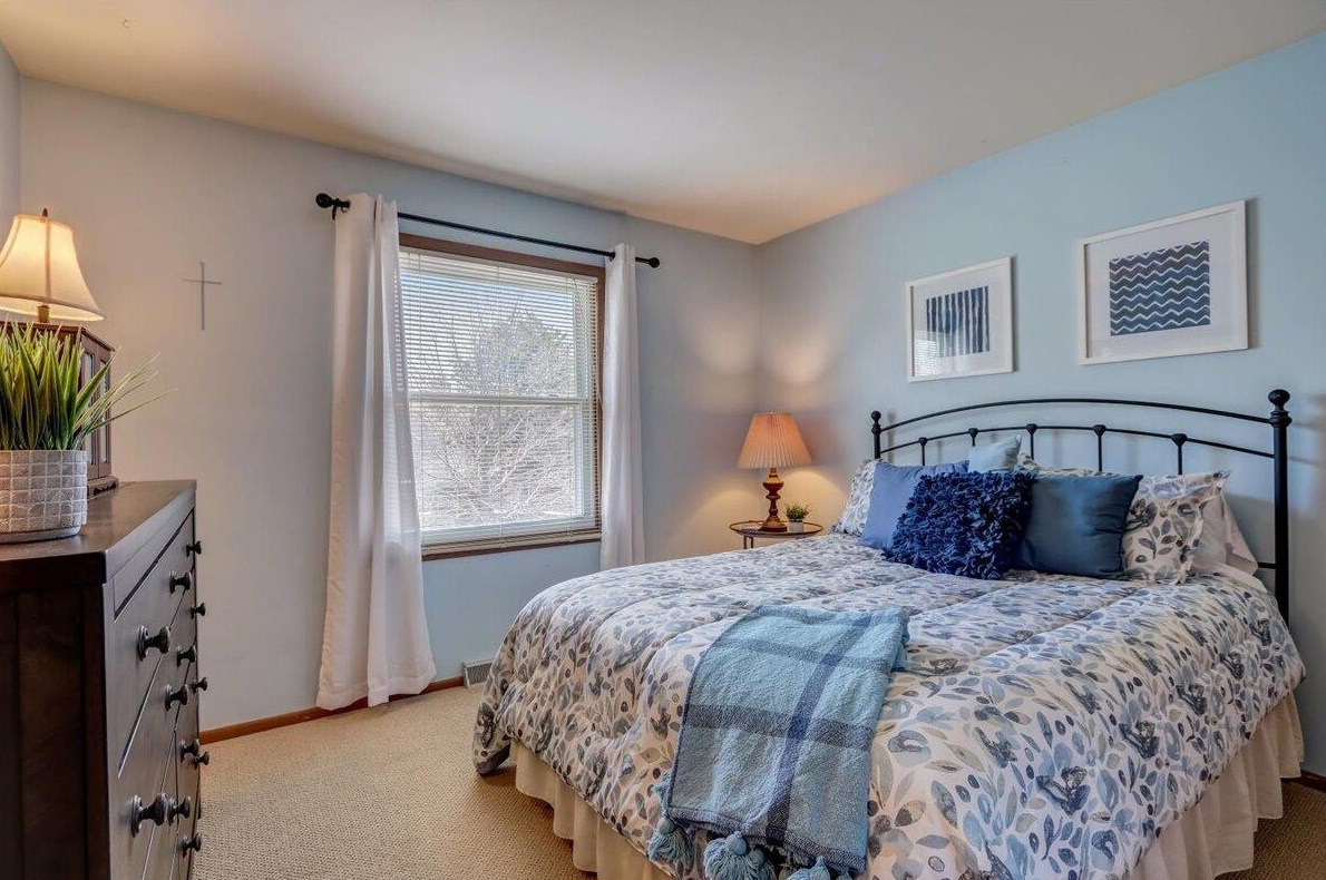 10210 Parkedge Cir, Hales Corners WI  53132-1234 exterior