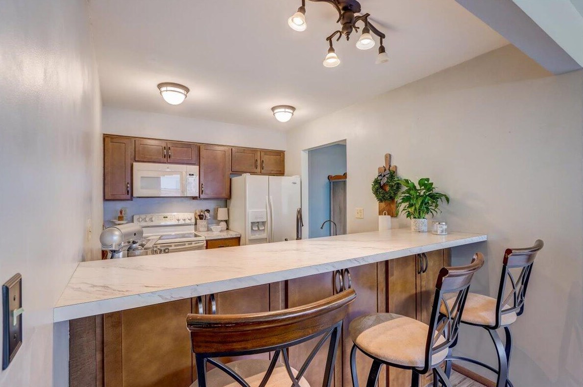 10210 Parkedge Cir, Hales Corners WI  53132-1234 exterior