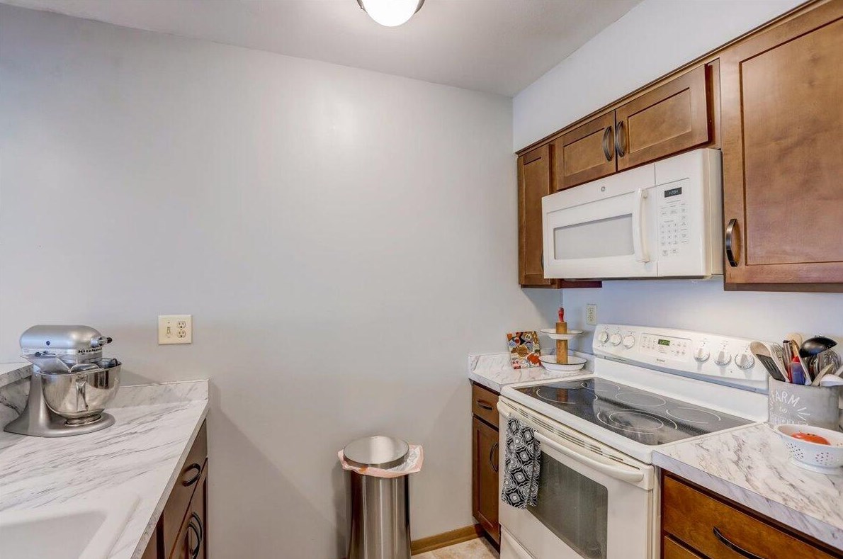 10210 Parkedge Cir, Hales Corners WI  53132-1234 exterior