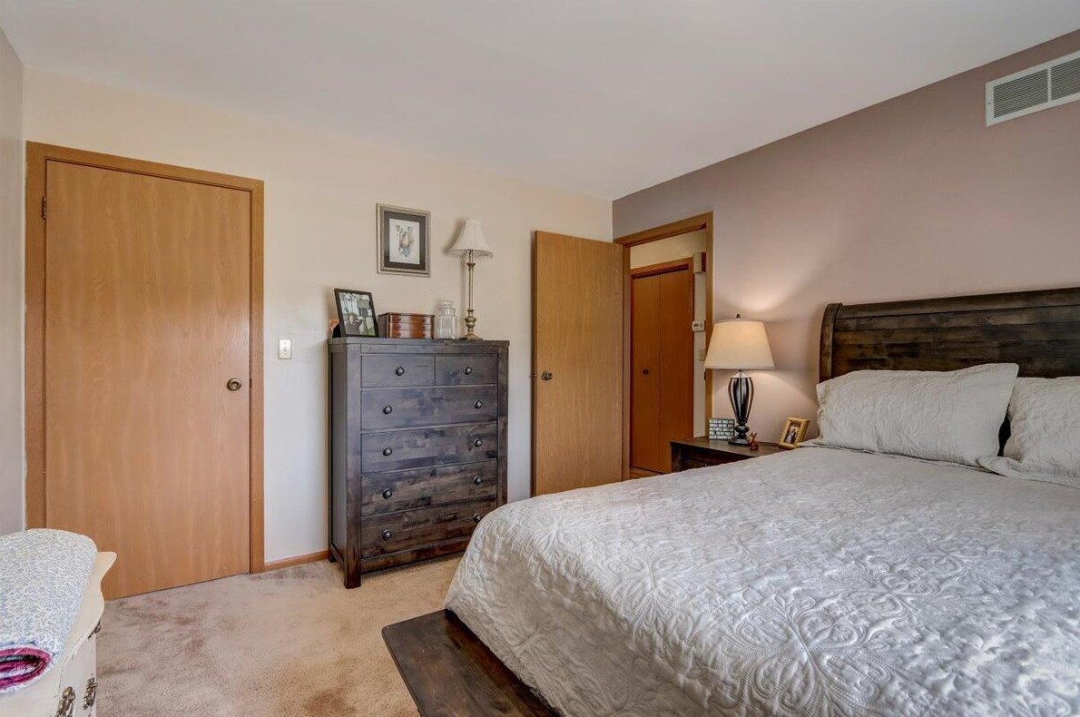 10210 Parkedge Cir, Hales Corners WI  53132-1234 exterior