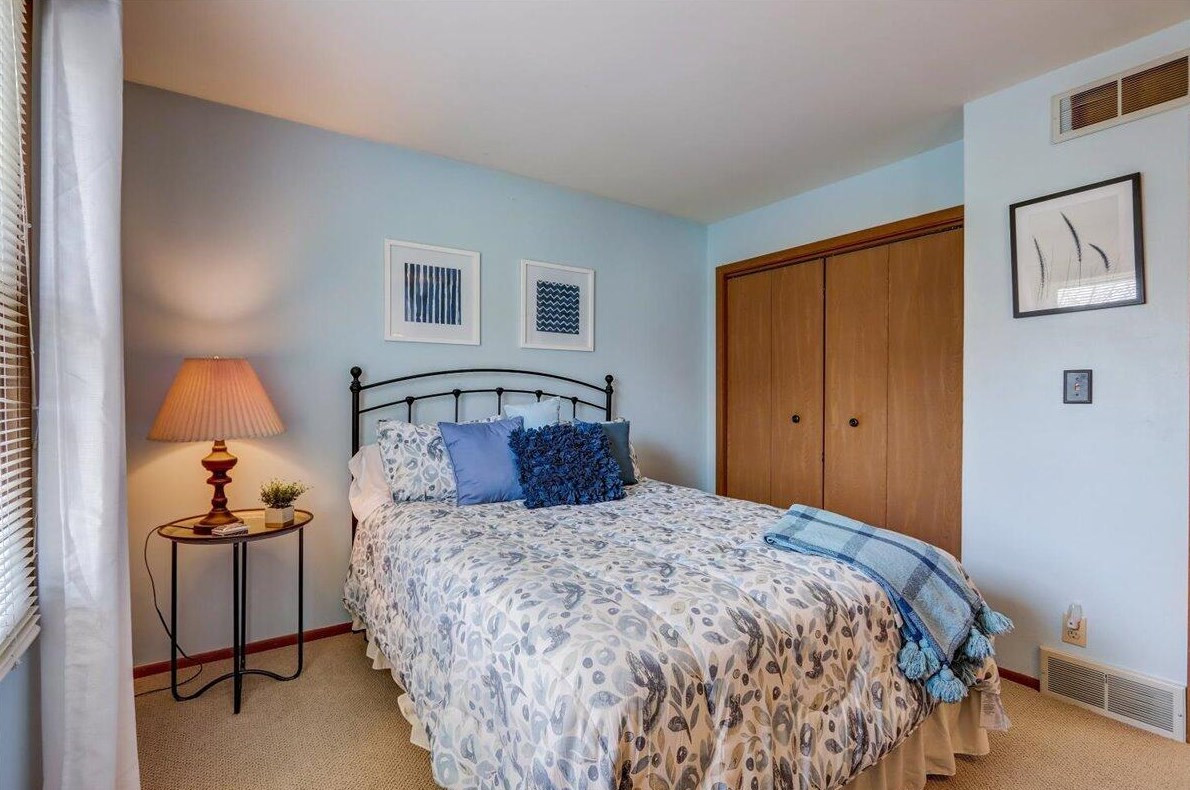 10210 Parkedge Cir, Hales Corners WI  53132-1234 exterior