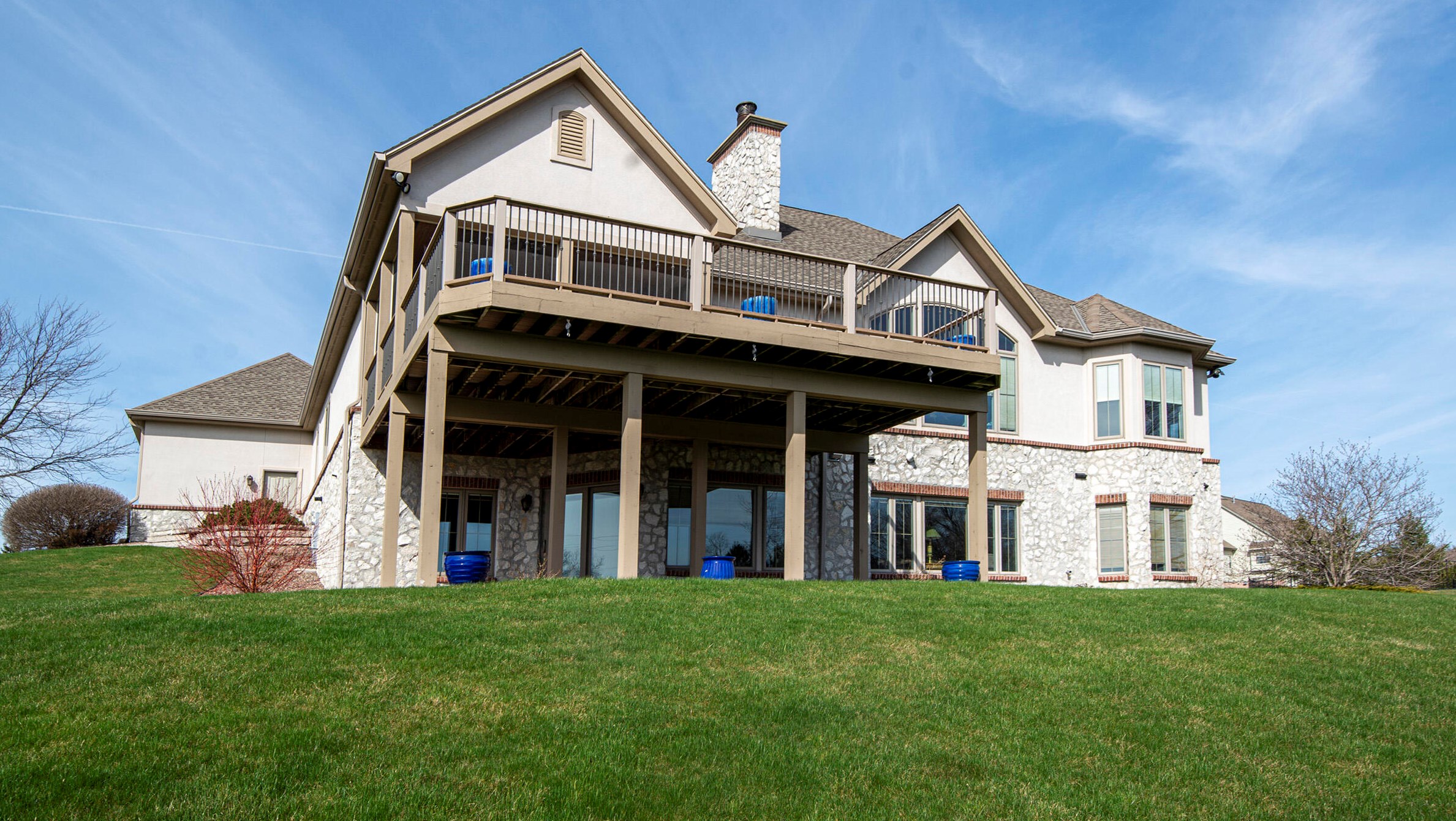 579 Southern Oak Cir, Chenequa, WI 53029